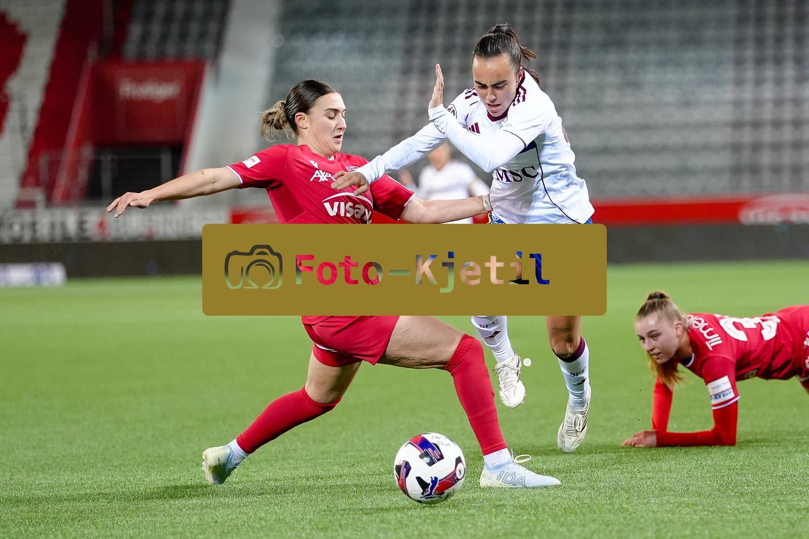 Schweiz: AXA Women's Super League 2025/26, FC Thun vs Servette FC Chenois Feminin - Stockhorn Arena, Thun: Jael Jost (77 Thun) im Duell mit Joana Gaspar Da Silva Marchao (24 Servette FC)