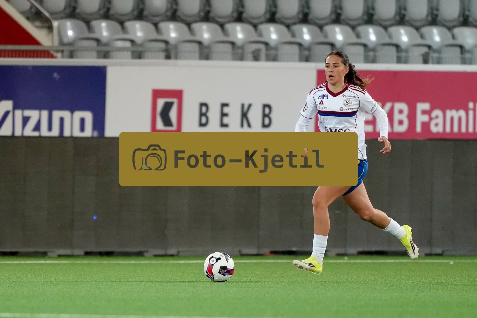 Schweiz: AXA Women's Super League 2025/26, FC Thun vs Servette FC Chenois Feminin - Stockhorn Arena, Thun: Amina Muratovic (23 Servette FC) in Aktion