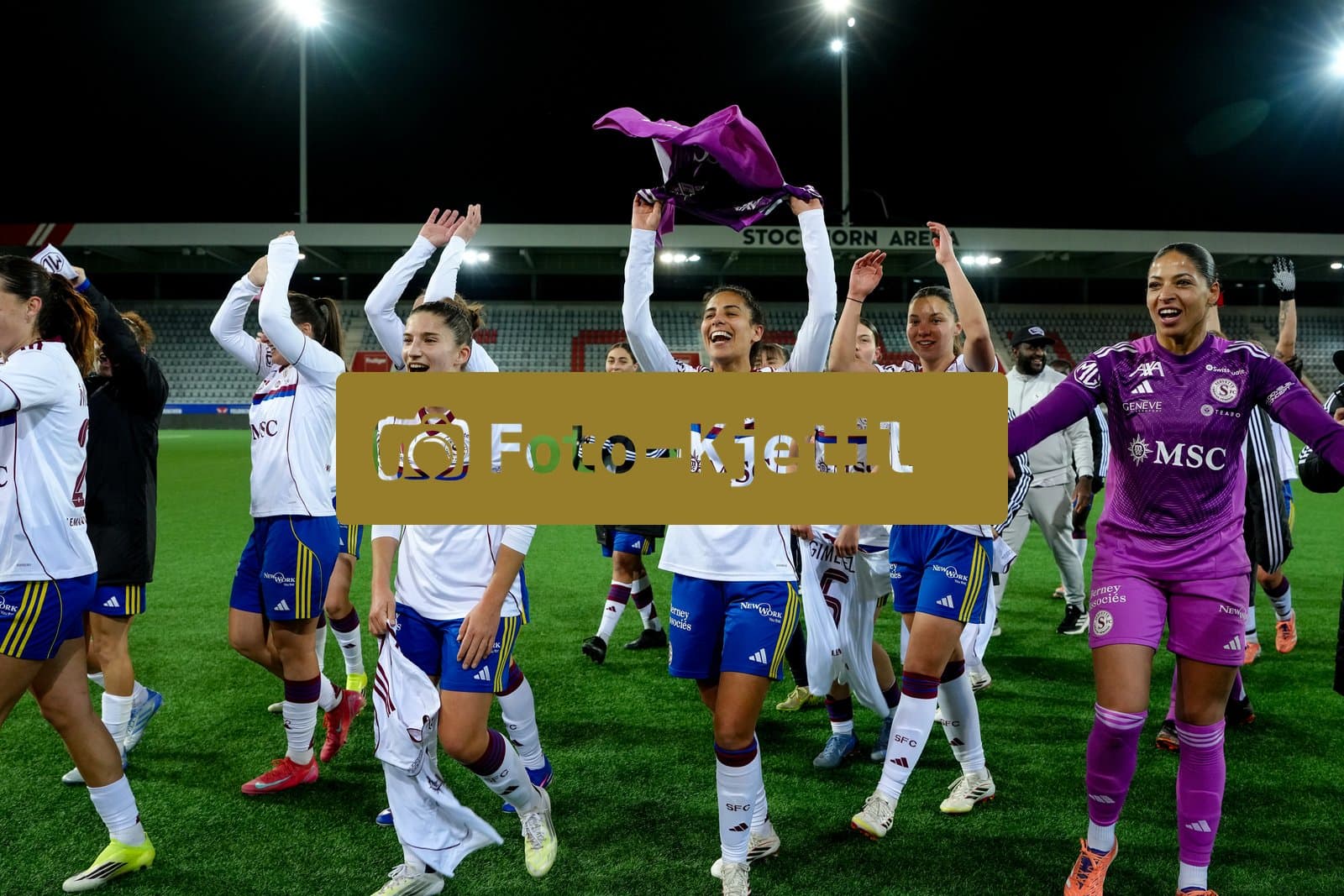 Schweiz: AXA Women's Super League 2025/26, FC Thun vs Servette FC Chenois Feminin - Stockhorn Arena, Thun: Die Spielerinnen des FC Servette feiern den Sieg nach dem Spiel gegen FC Thun