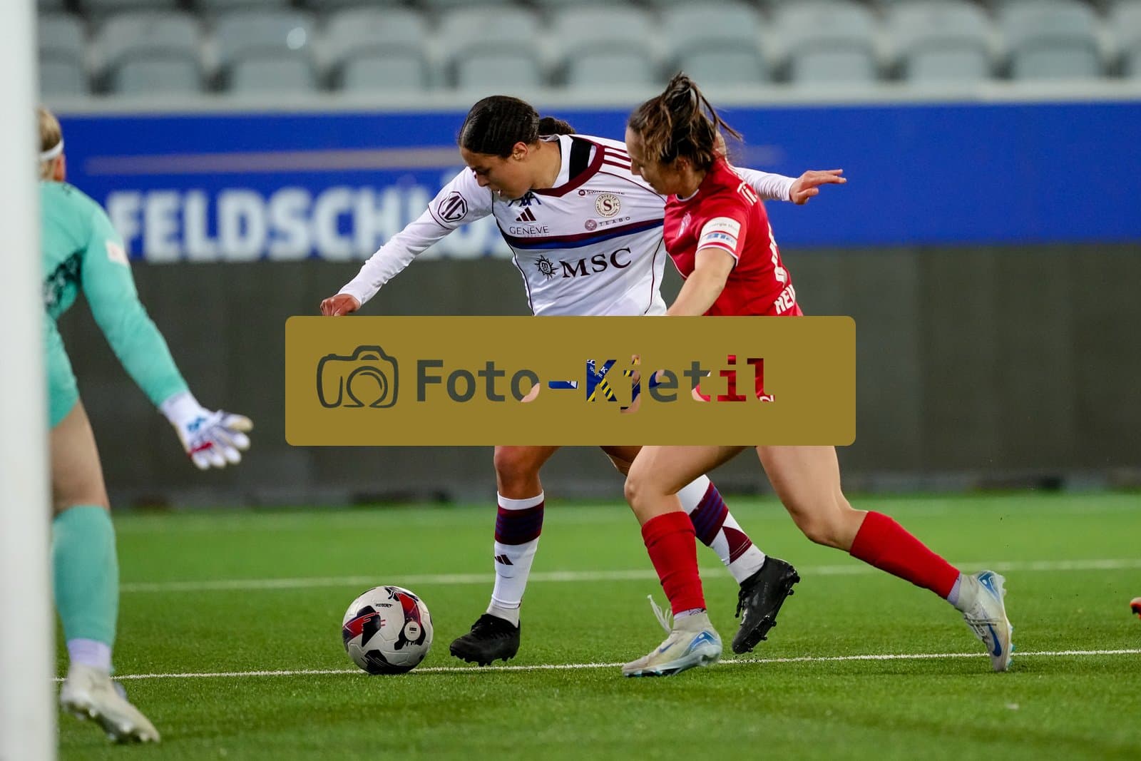 Schweiz: AXA Women's Super League 2025/26, FC Thun vs Servette FC Chenois Feminin - Stockhorn Arena, Thun: Sofia Bekhaled (21 Servette FC) im Duell mit Alisha Heiniger (6 Thun)