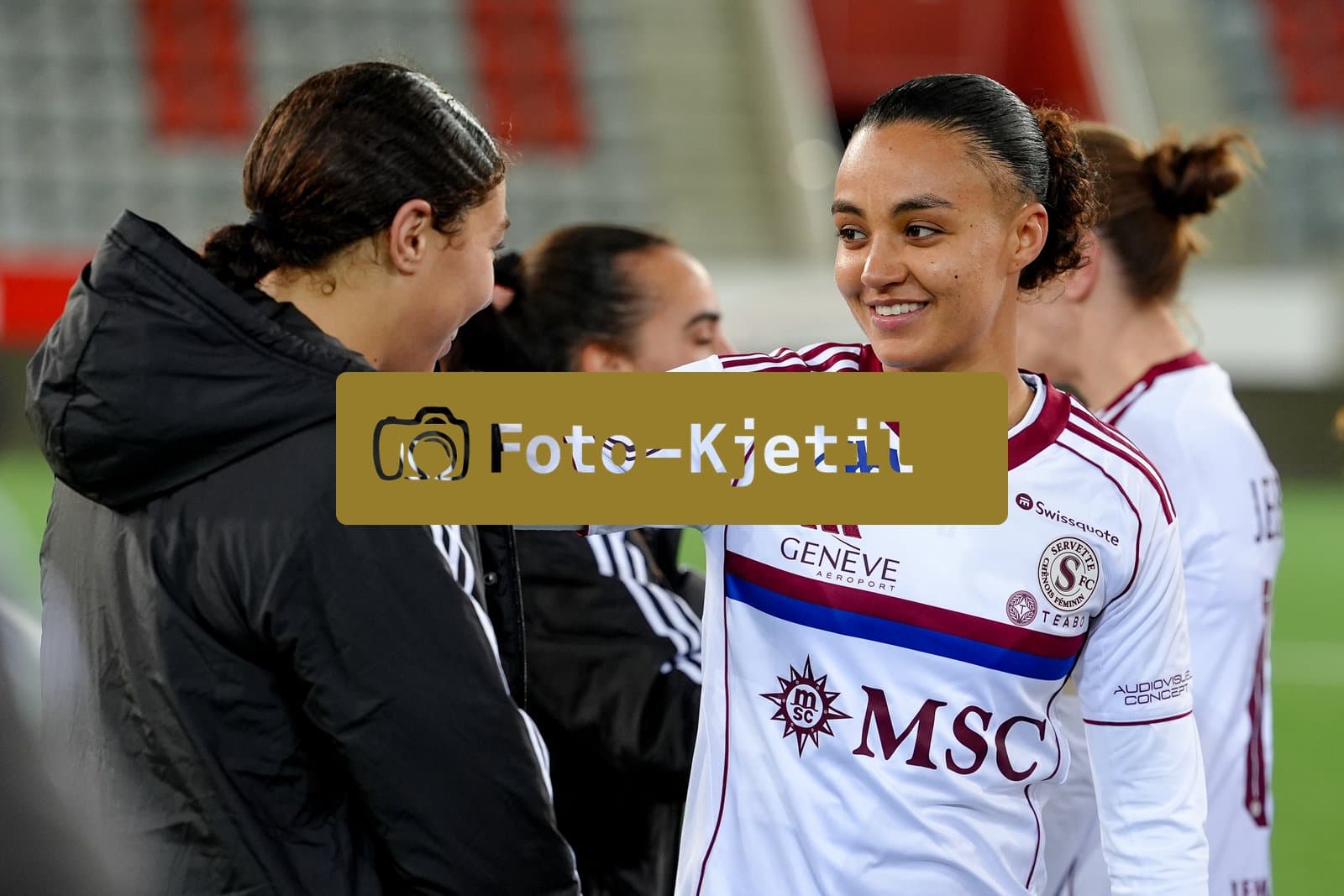 Schweiz: AXA Women's Super League 2025/26, FC Thun vs Servette FC Chenois Feminin - Stockhorn Arena, Thun: Maeva Stacy Salomon (7 Servette FC) nach dem Spiel mit Lea Magali Sergeant-huet (40 Servette FC)