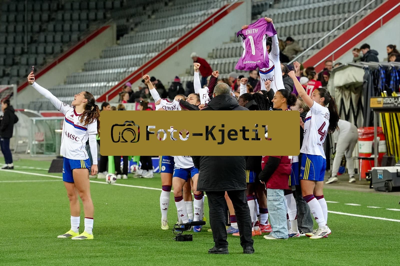 Schweiz: AXA Women's Super League 2025/26, FC Thun vs Servette FC Chenois Feminin - Stockhorn Arena, Thun: Die Spielerinnen des FC Servette feiern den Sieg nach dem Spiel gegen FC Thun