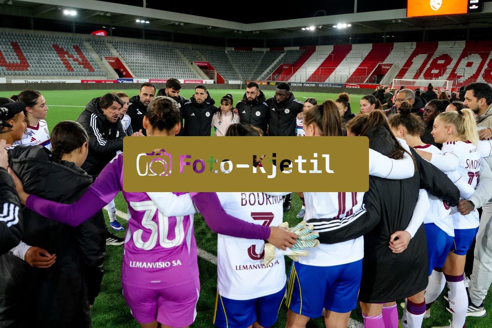 Schweiz: AXA Women's Super League 2025/26, FC Thun vs Servette FC Chenois Feminin - Stockhorn Arena, Thun: Das Team des FC Servette nach dem Spiel zusammen