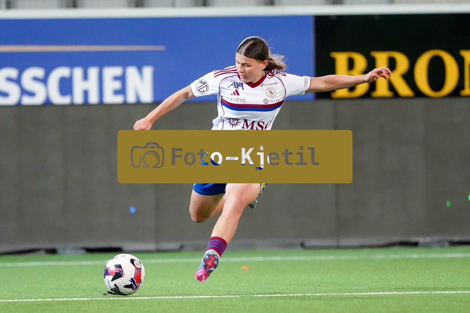 Schweiz: AXA Women's Super League 2025/26, FC Thun vs Servette FC Chenois Feminin - Stockhorn Arena, Thun: Chiara Wallin (22 Servette FC) in Aktion