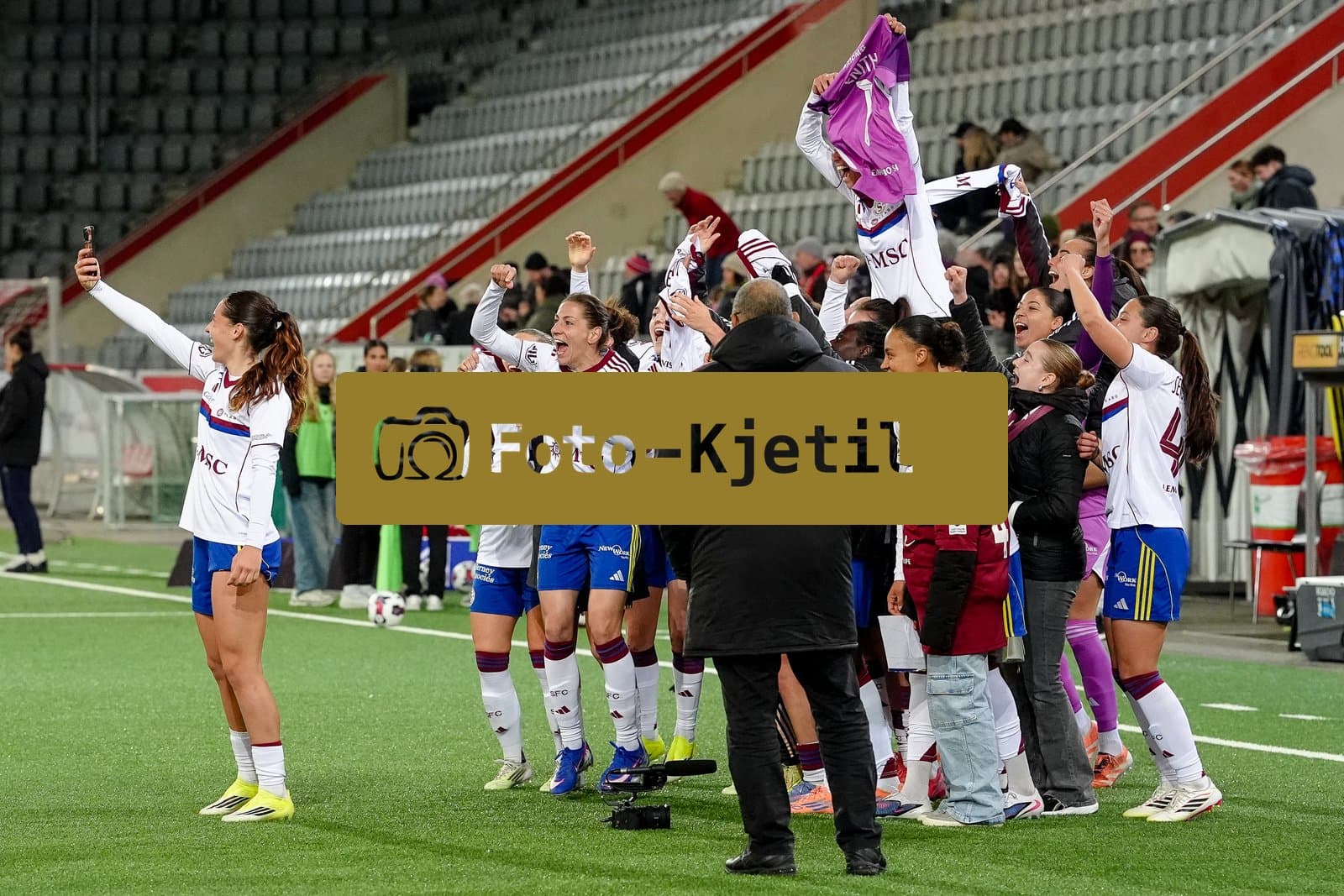 Schweiz: AXA Women's Super League 2025/26, FC Thun vs Servette FC Chenois Feminin - Stockhorn Arena, Thun: Die Spielerinnen des FC Servette feiern den Sieg nach dem Spiel gegen FC Thun