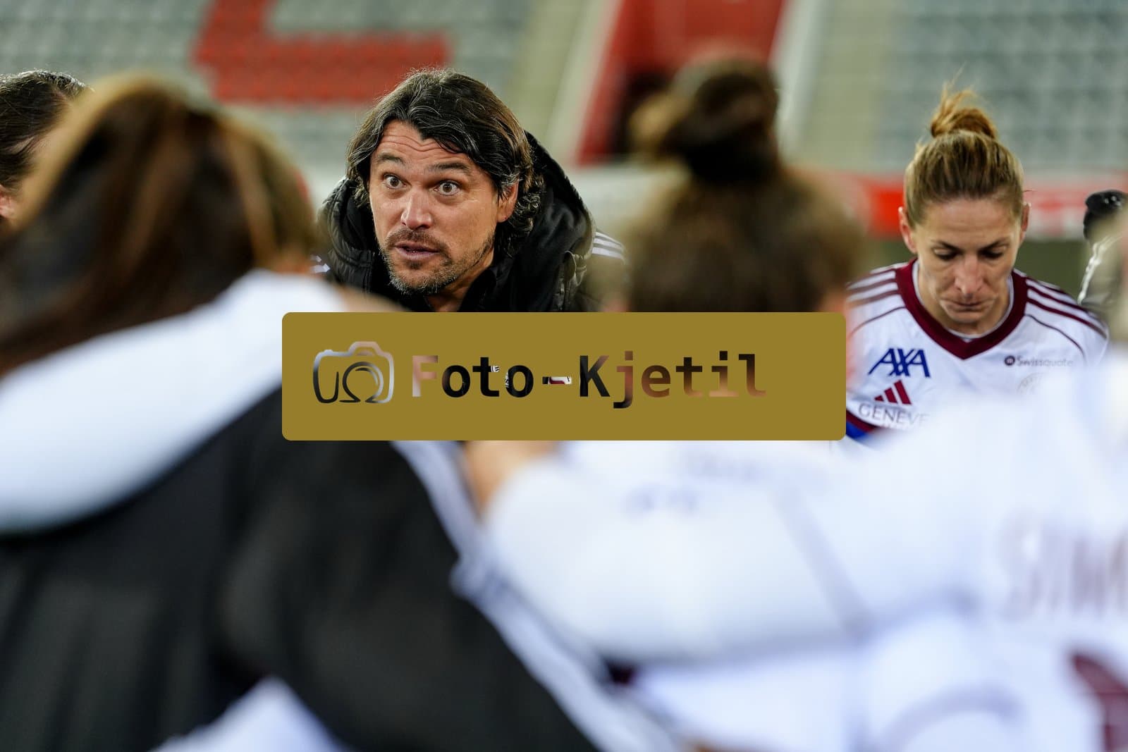 Schweiz: AXA Women's Super League 2025/26, FC Thun vs Servette FC Chenois Feminin - Stockhorn Arena, Thun: Cheftrainer Cristian Damian Toro (Servette FC) im Gespräch zu den Spielerinnen nach dem Spiel