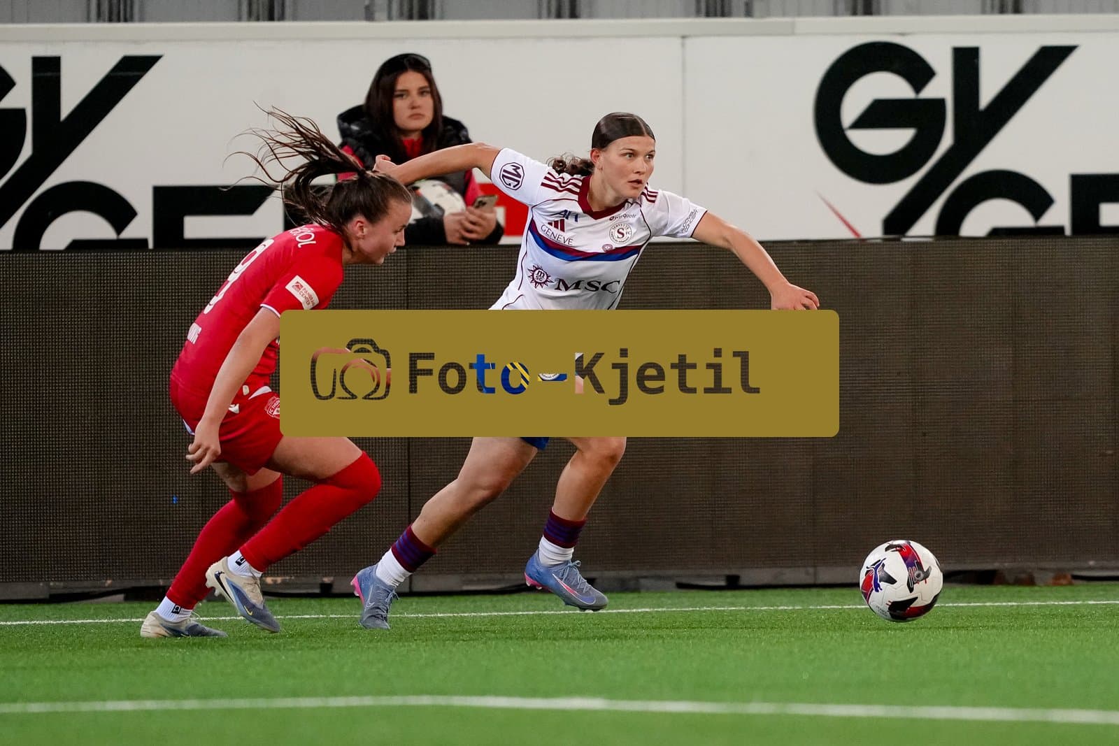 Schweiz: AXA Women's Super League 2025/26, FC Thun vs Servette FC Chenois Feminin - Stockhorn Arena, Thun: Chiara Wallin (22 Servette FC) im Duell mit Janine Minnig (9 Thun)