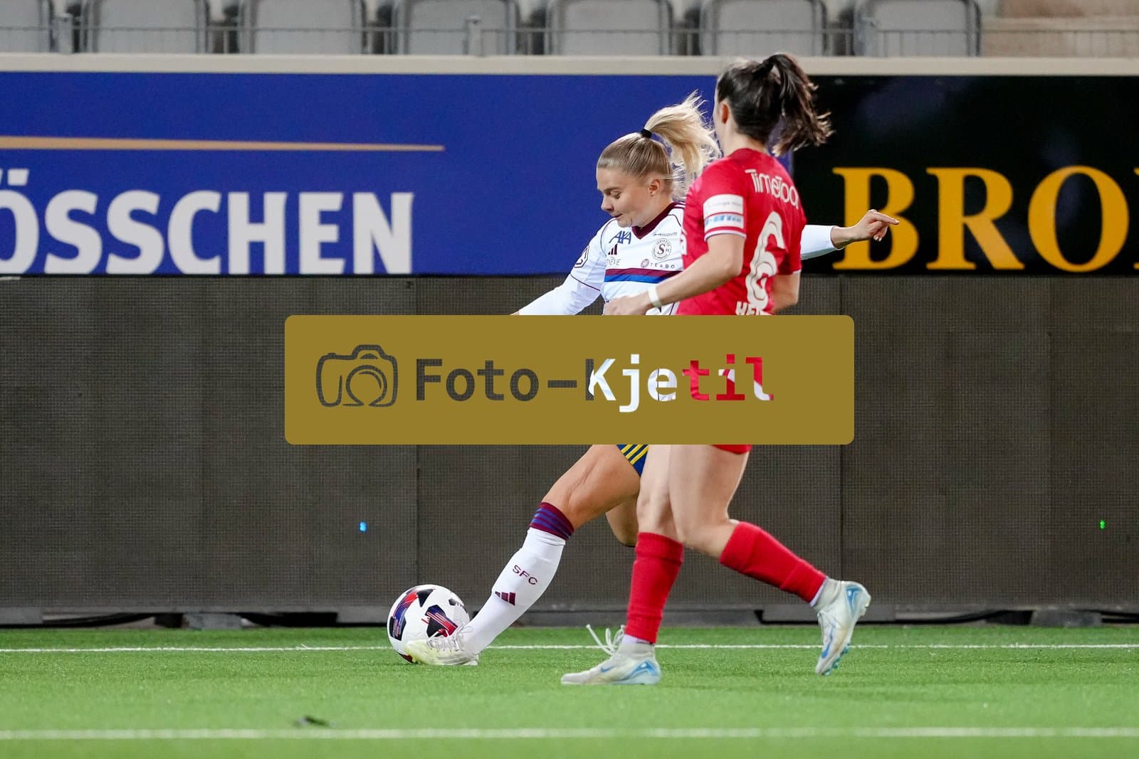 Schweiz: AXA Women's Super League 2025/26, FC Thun vs Servette FC Chenois Feminin - Stockhorn Arena, Thun: Anna Maria Therese Simonsson (17 Servette FC) im Duell mit Alisha Heiniger (6 Thun)
