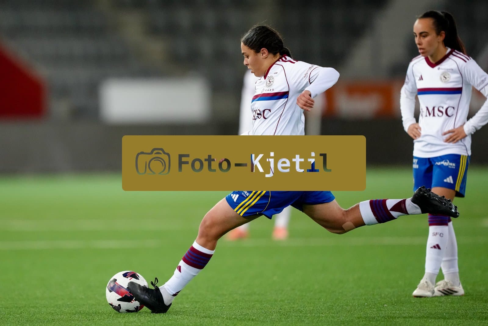 Schweiz: AXA Women's Super League 2025/26, FC Thun vs Servette FC Chenois Feminin - Stockhorn Arena, Thun: Sofia Bekhaled (21 Servette FC) in Aktion