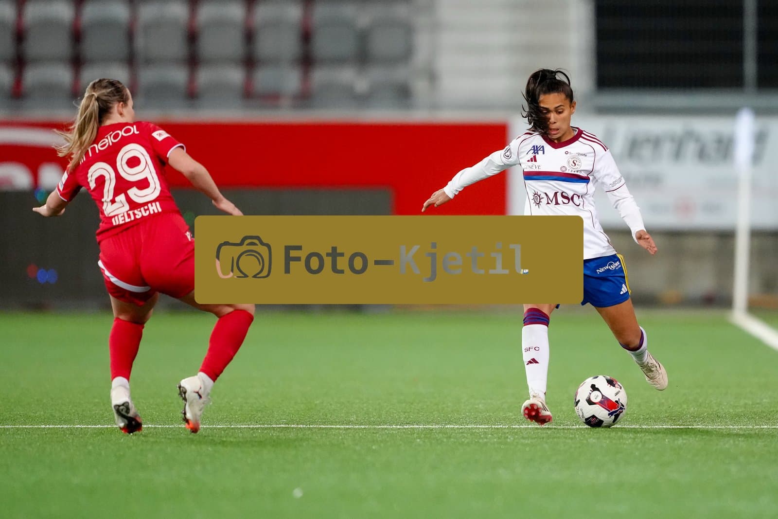 Schweiz: AXA Women's Super League 2025/26, FC Thun vs Servette FC Chenois Feminin - Stockhorn Arena, Thun: Joana Gaspar Da Silva Marchao (24 Servette FC) im Duell mit Rilana Ueltschi (29 Thun)