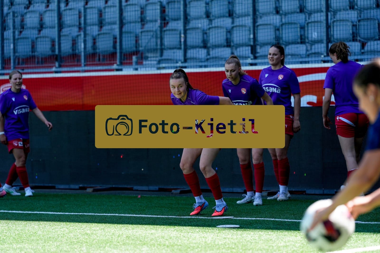 Schweiz: AXA Women's Super League 2025/26, FC Thun vs Yverdon Sport FC - Stadion Lachen, Thun: Janine Minnig (9 Thun), Celine Schmid (34 Thun) und Selina Ueltschi (11 Thun)