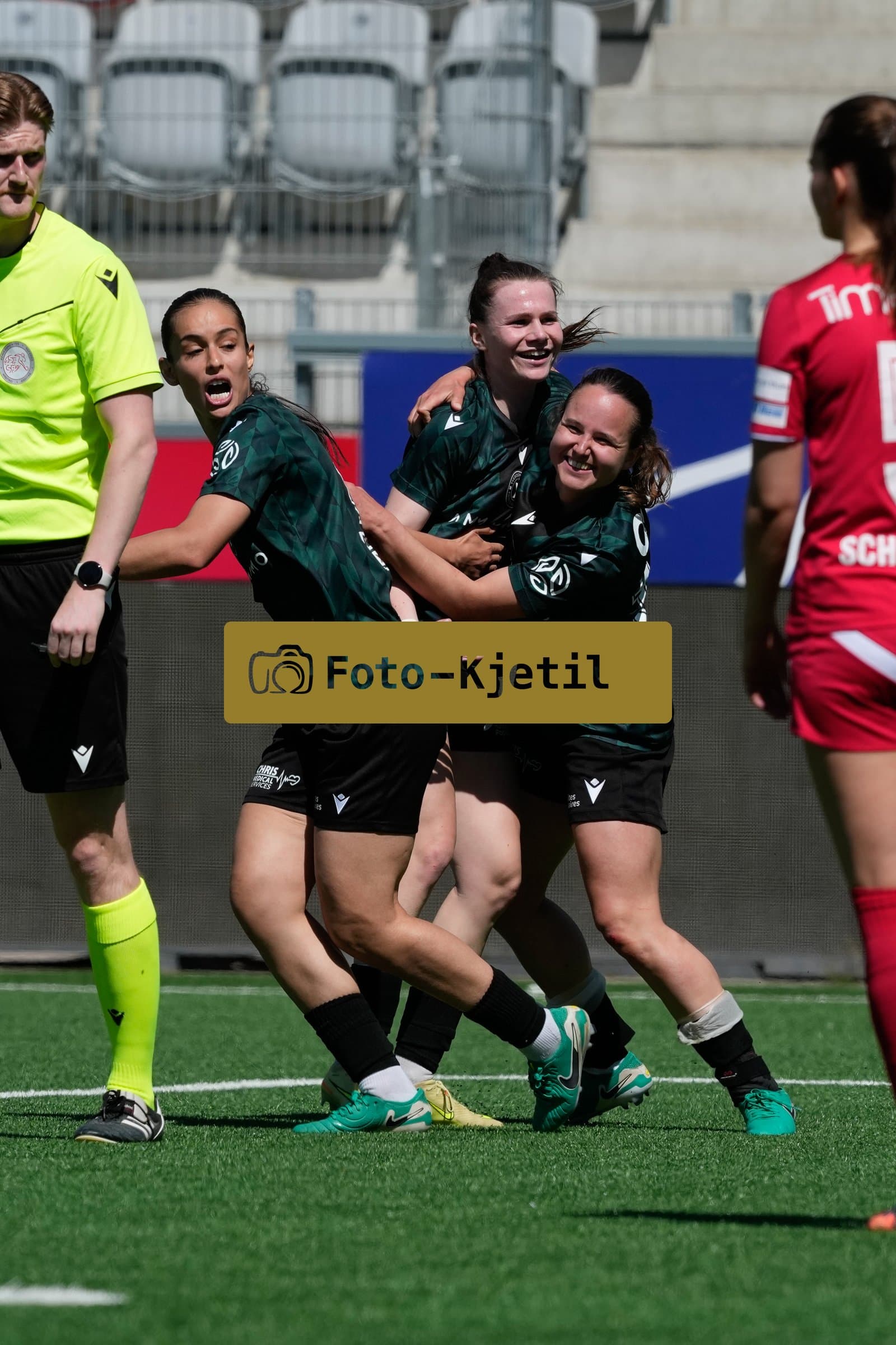 Schweiz: AXA Women's Super League 2025/26, FC Thun vs Yverdon Sport FC - Stockhorn Arena, Thun: Michelle Sager (31 Yverdon) jubelt nach ihrem Tor zum 2:1