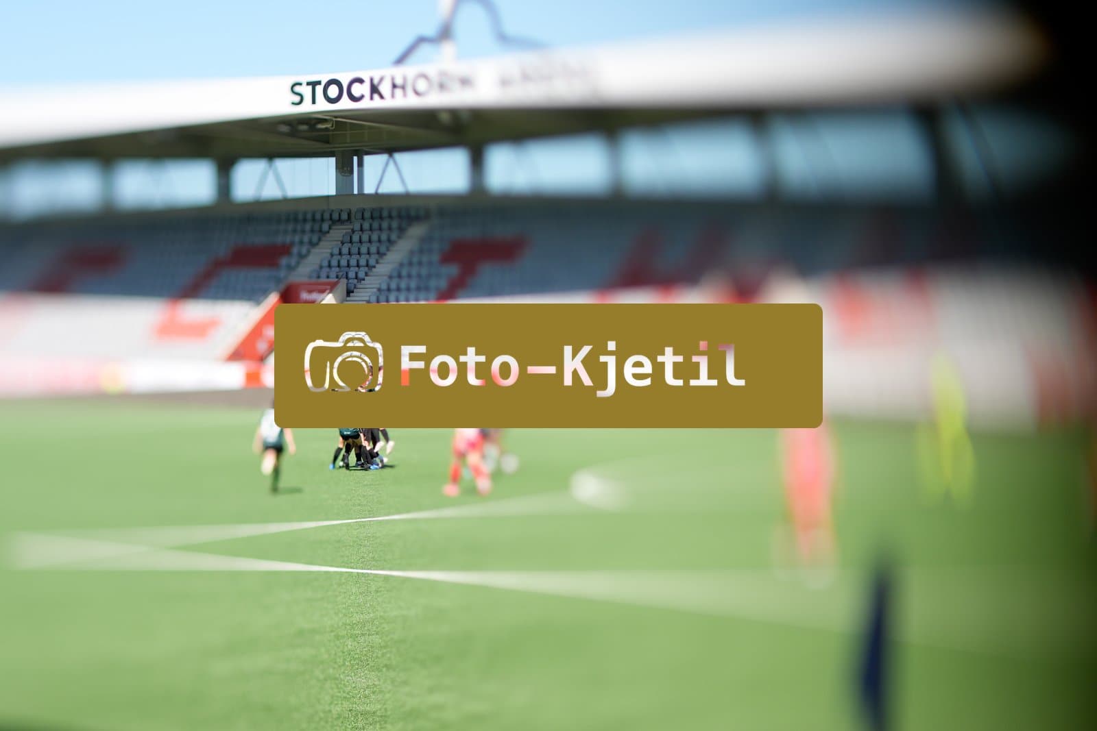 Schweiz: AXA Women's Super League 2025/26, FC Thun vs Yverdon Sport FC - Stockhorn Arena, Thun: Chloe Warpelin (19 Yverdon) jubelt nach ihrem Tor zum 2:3 mit dem Team