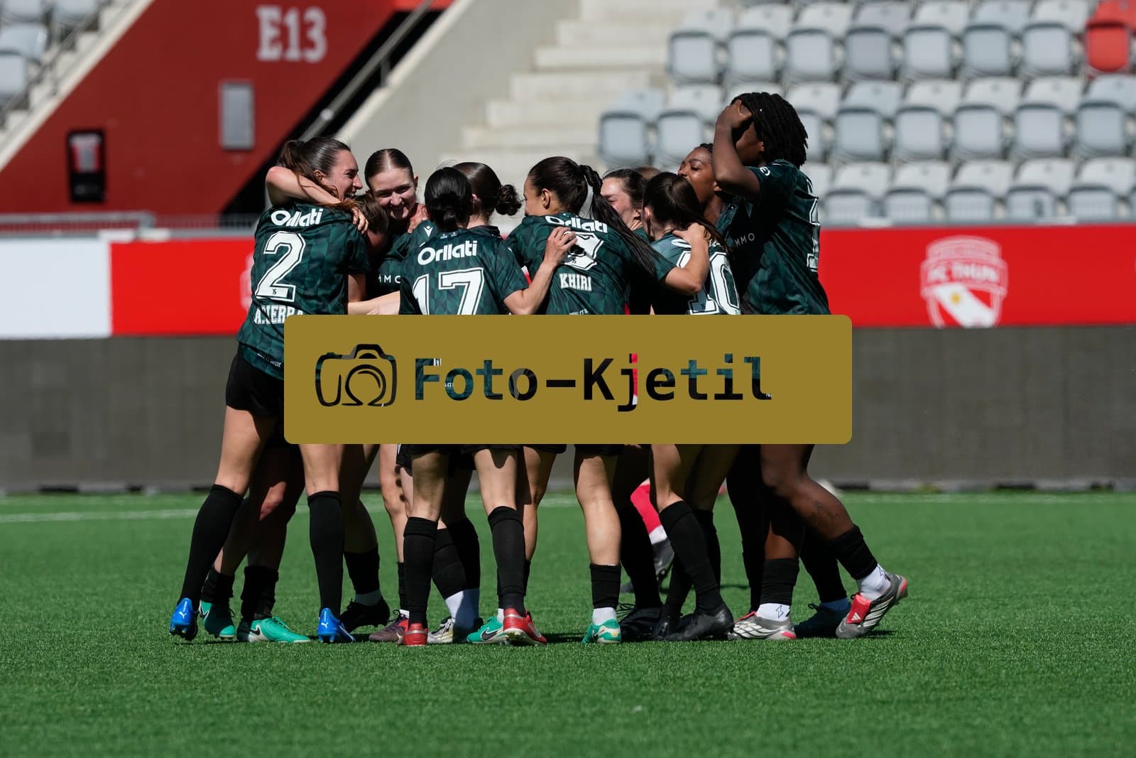 Schweiz: AXA Women's Super League 2025/26, FC Thun vs Yverdon Sport FC - Stockhorn Arena, Thun: Chloe Warpelin (19 Yverdon) jubelt nach ihrem Tor zum 2:3 mit dem Team