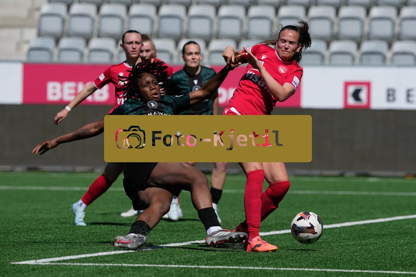 Schweiz: AXA Women's Super League 2025/26, FC Thun vs Yverdon Sport FC - Stockhorn Arena, Thun: Ilona Guede Redondo (17 Yverdon) im Duell mit Sina Schüpbach - Sina Schupbach (5 Thun)