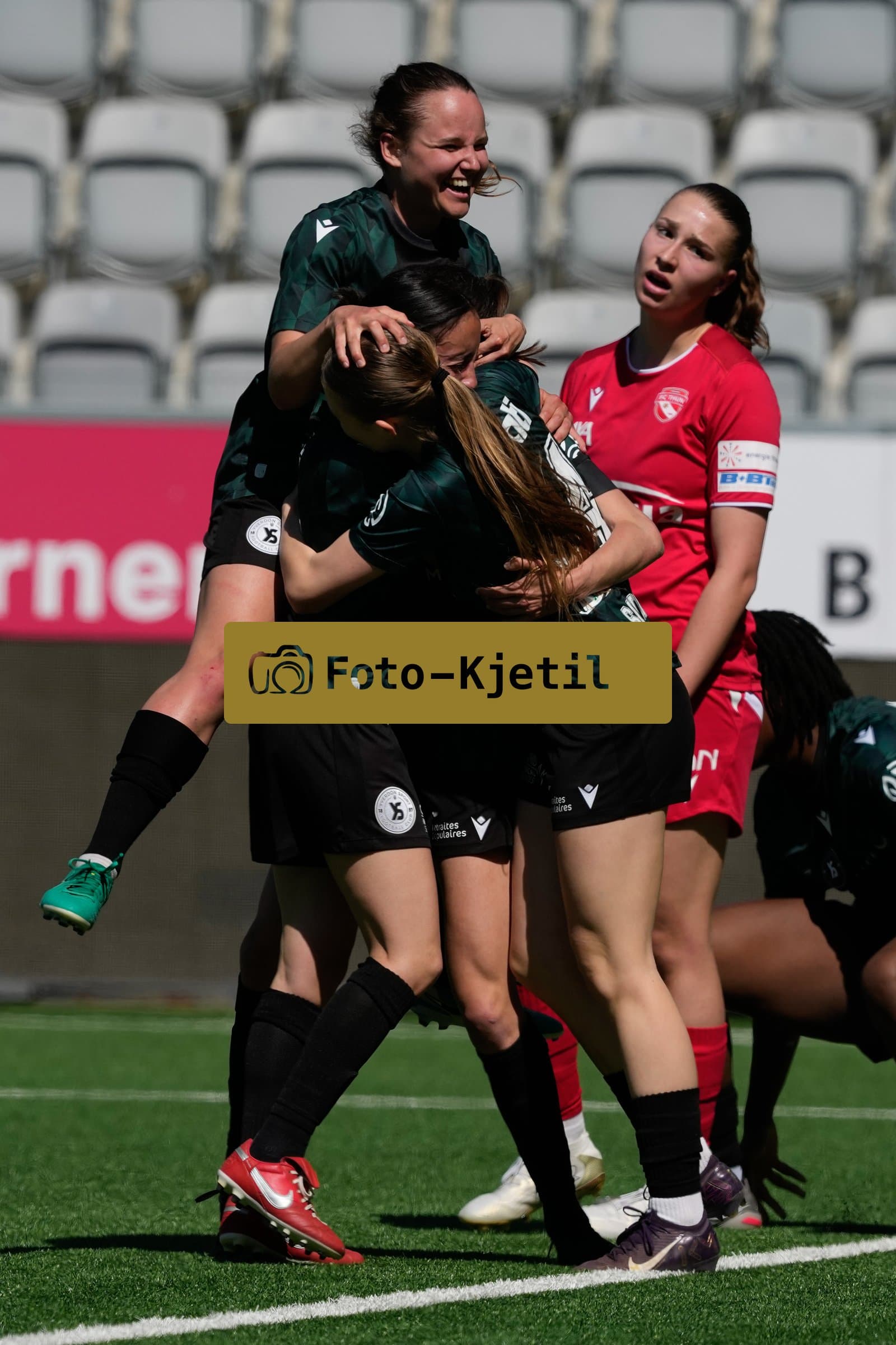 Schweiz: AXA Women's Super League 2025/26, FC Thun vs Yverdon Sport FC - Stockhorn Arena, Thun: Chloe Marie Anne Le Franc (10 Yverdon) jubelt nach ihrem Tor zum 2:4 für Yverdon Sport FC mit dem Team