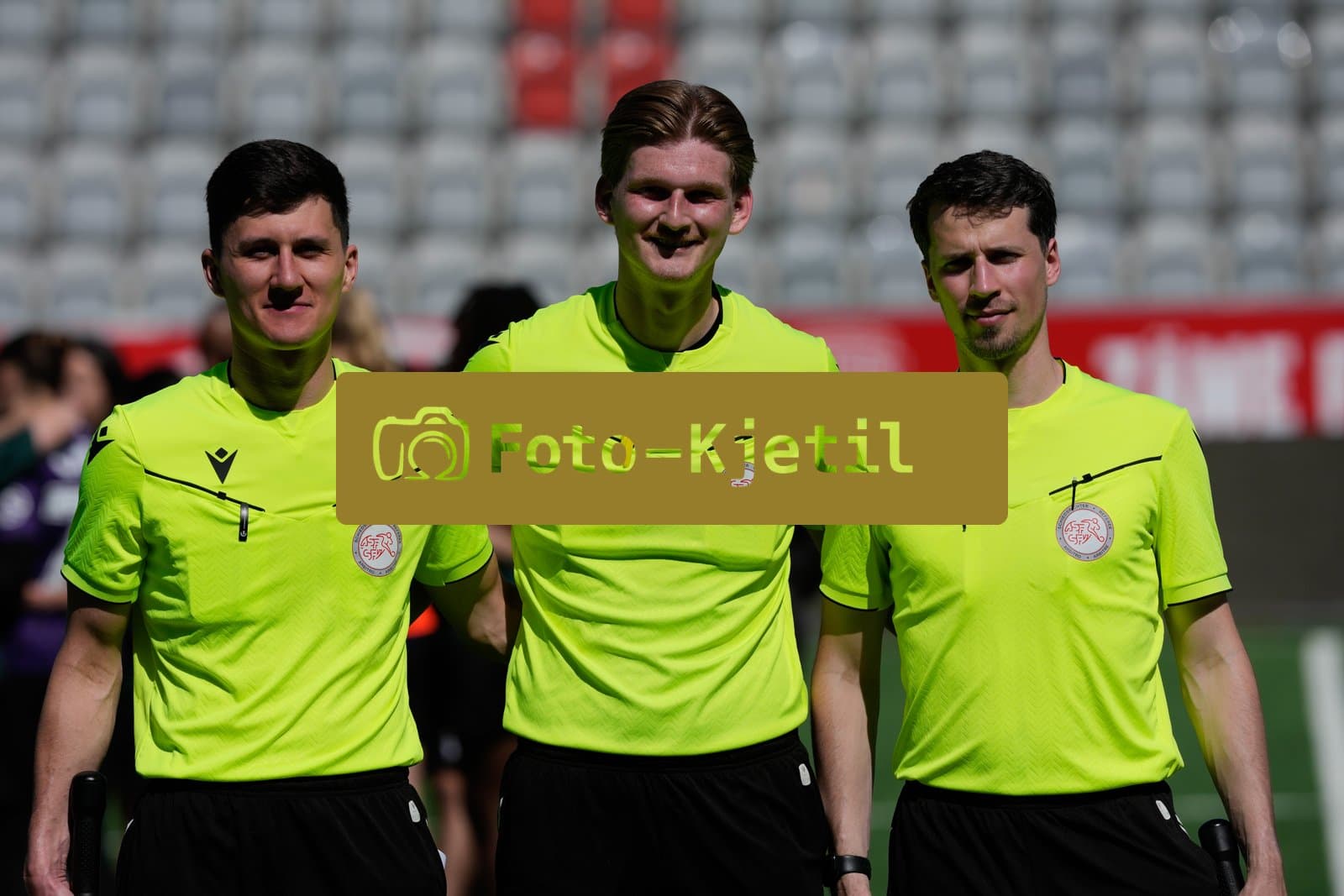 Schweiz: AXA Women's Super League 2025/26, FC Thun vs Yverdon Sport FC - Stockhorn Arena, Thun: Schiedsrichter Samuel Gubic mit Linienrichter Claudio Eicher und Faruk Tutnjic