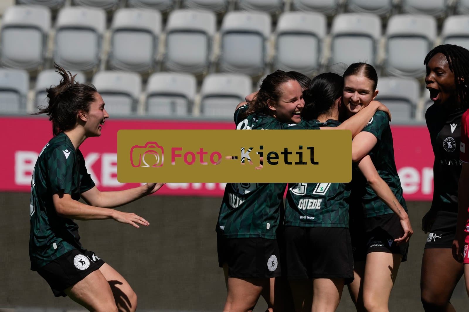 Schweiz: AXA Women's Super League 2025/26, FC Thun vs Yverdon Sport FC - Stockhorn Arena, Thun: Chloe Marie Anne Le Franc (10 Yverdon) jubelt nach ihrem Tor zum 2:4 für Yverdon Sport FC mit dem Team