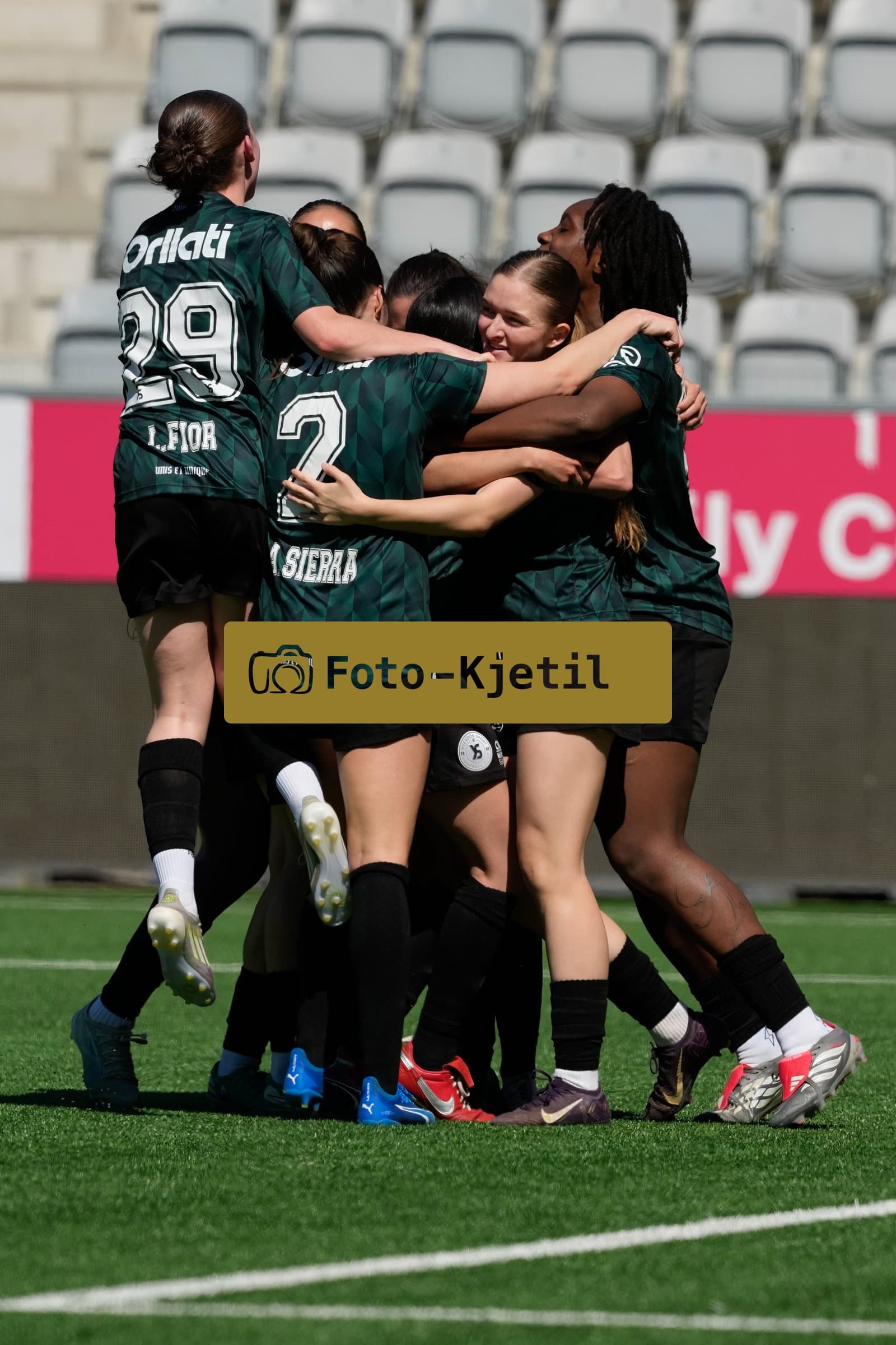 Schweiz: AXA Women's Super League 2025/26, FC Thun vs Yverdon Sport FC - Stockhorn Arena, Thun: Chloe Marie Anne Le Franc (10 Yverdon) jubelt nach ihrem Tor zum 2:4 für Yverdon Sport FC mit dem Team