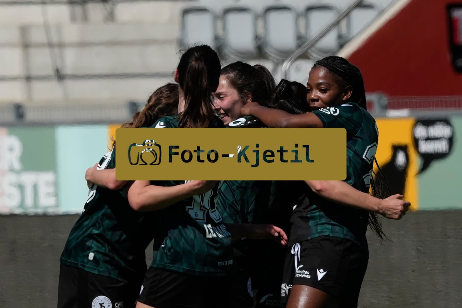 Schweiz: AXA Women's Super League 2025/26, FC Thun vs Yverdon Sport FC - Stockhorn Arena, Thun: Frederique Messomo (23 Yverdon) mit dem Team nach dem Sieg gegen den FC Thun