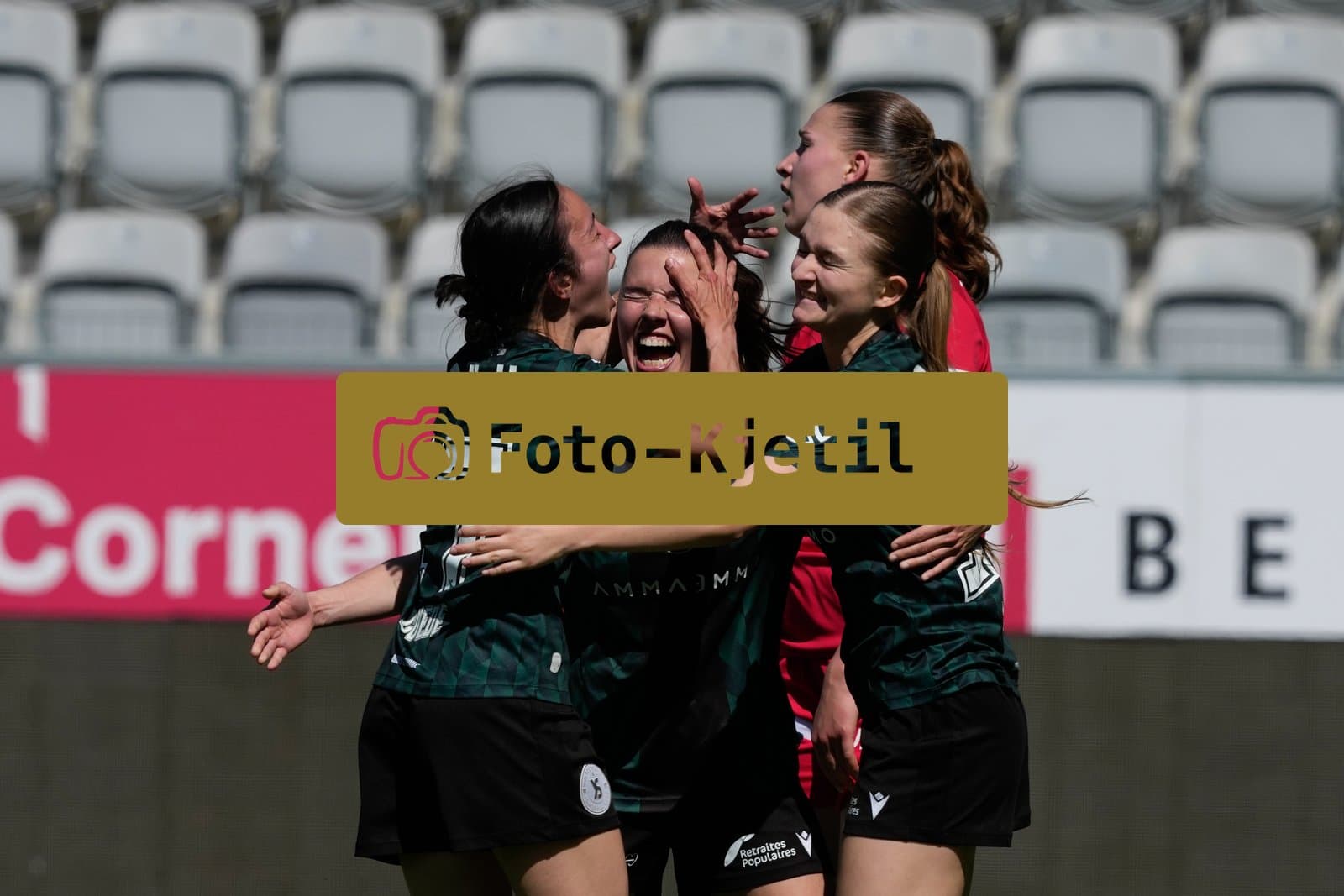 Schweiz: AXA Women's Super League 2025/26, FC Thun vs Yverdon Sport FC - Stockhorn Arena, Thun: Chloe Marie Anne Le Franc (10 Yverdon) jubelt nach ihrem Tor zum 2:4 für Yverdon Sport FC mit dem Team