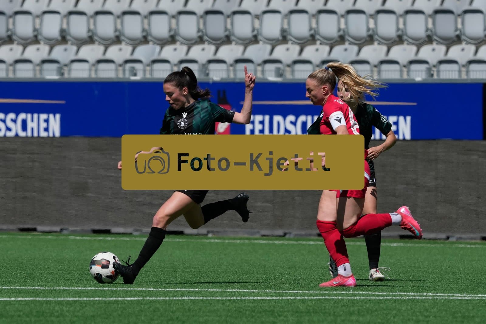 Schweiz: AXA Women's Super League 2025/26, FC Thun vs Yverdon Sport FC - Stockhorn Arena, Thun: Shenia Schmid (61 Thun) im Duell mit Chloe Marie Anne Le Franc (10 Yverdon)