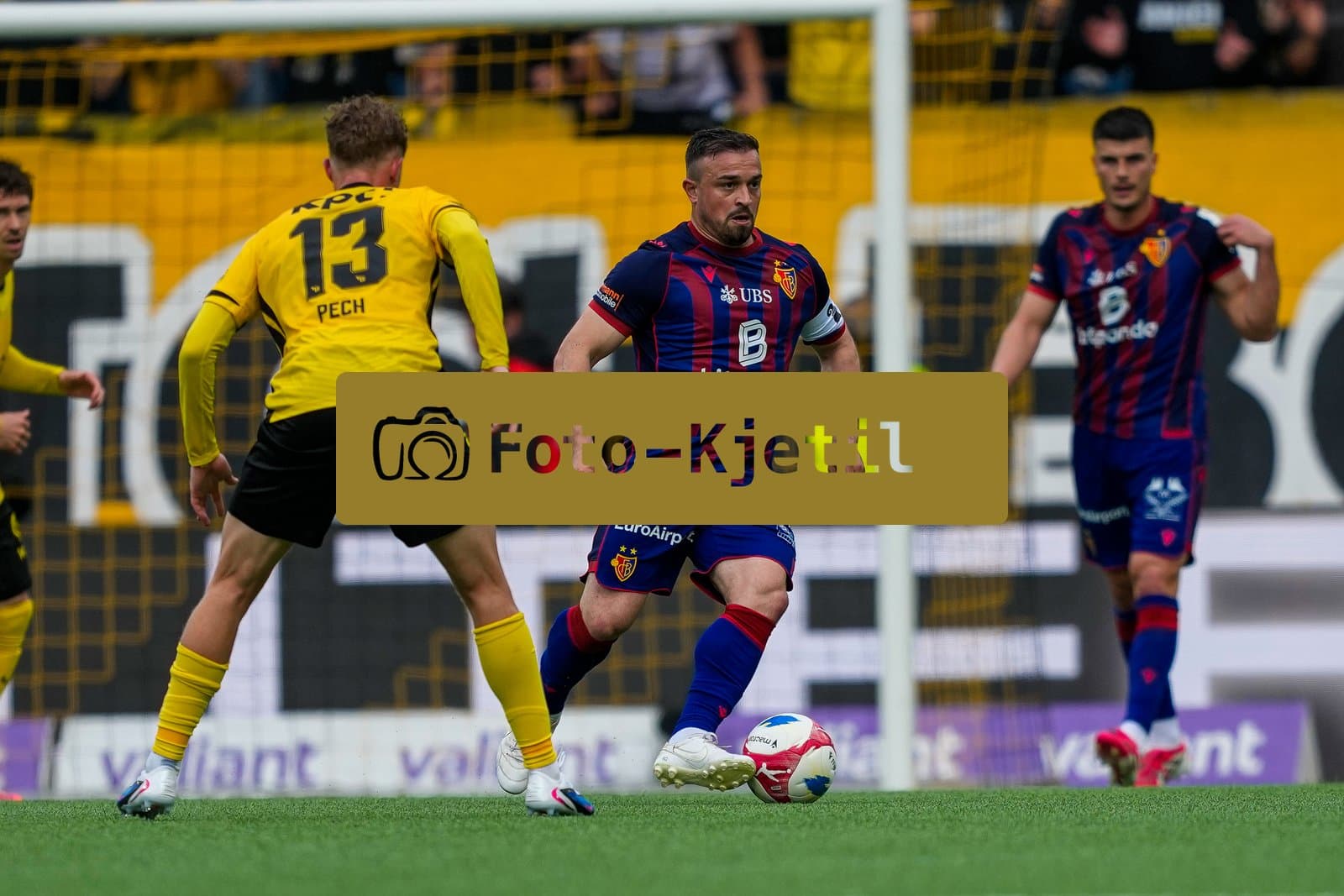 Schweiz: Brack Super League 2025/26, BSC Young Boys vs FC Basel 1893 - Wankdorf Stadion, Bern: Xherdan Shaqiri (10 FCB) gegen Dominik Pech (13 YB)