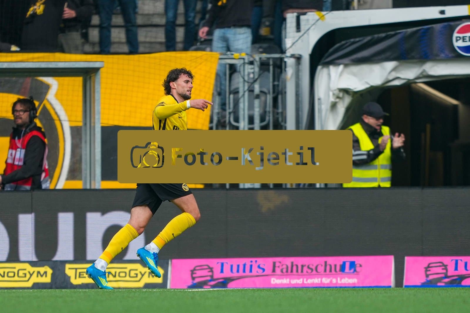 Schweiz: Brack Super League 2025/26, BSC Young Boys vs FC Basel 1893 - Wankdorf Stadion, Bern: Darian Males (39 YB) jubelt nach seinem Tor