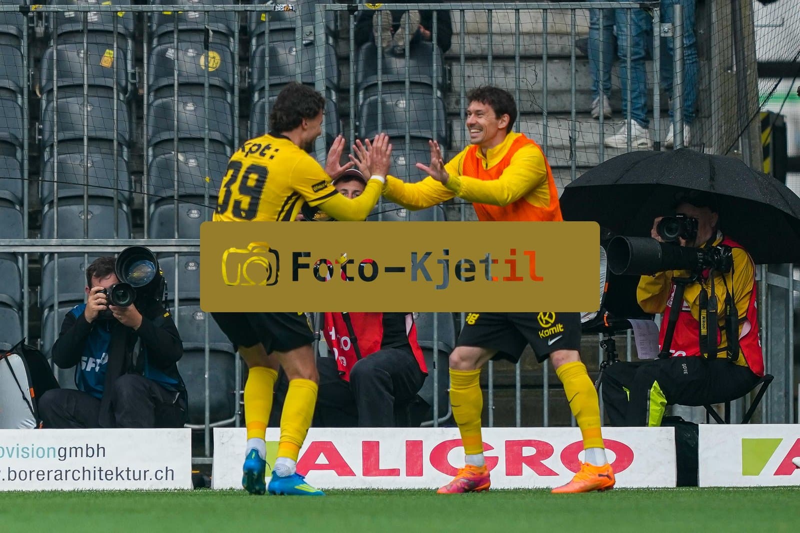 Schweiz: Brack Super League 2025/26, BSC Young Boys vs FC Basel 1893 - Wankdorf Stadion, Bern: Darian Males (39 YB) jubelt nach seinem Tor mit Christian Fassnacht (16 YB)