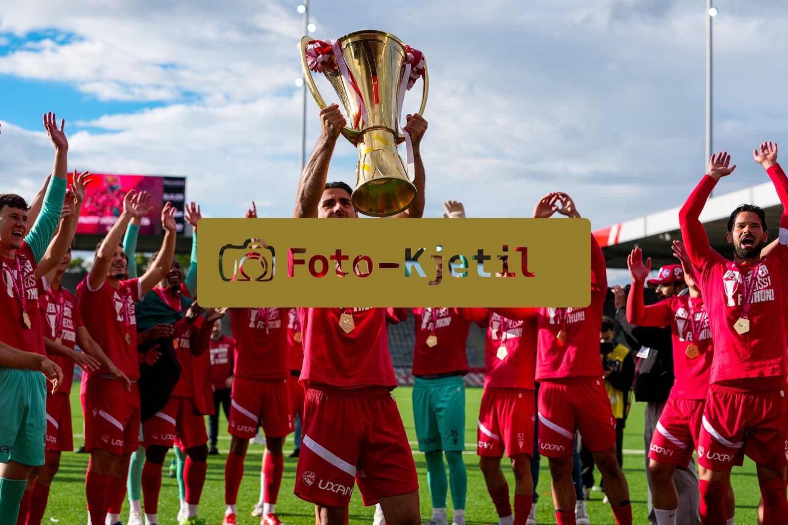 Schweiz: Brack Super League 2025/2026, FC Thun vs BSC Young Boys - Stockhorn Arena, Thun: FC Thun als Schweizer Meister 2026 nach dem letztjährigen Aufstieg in die höchste Schweizer Liga, ist zum ersten mal in der Klubgeschichte Meister. Jan Bamert (19 THU) mit dem Pokal vor den Fans