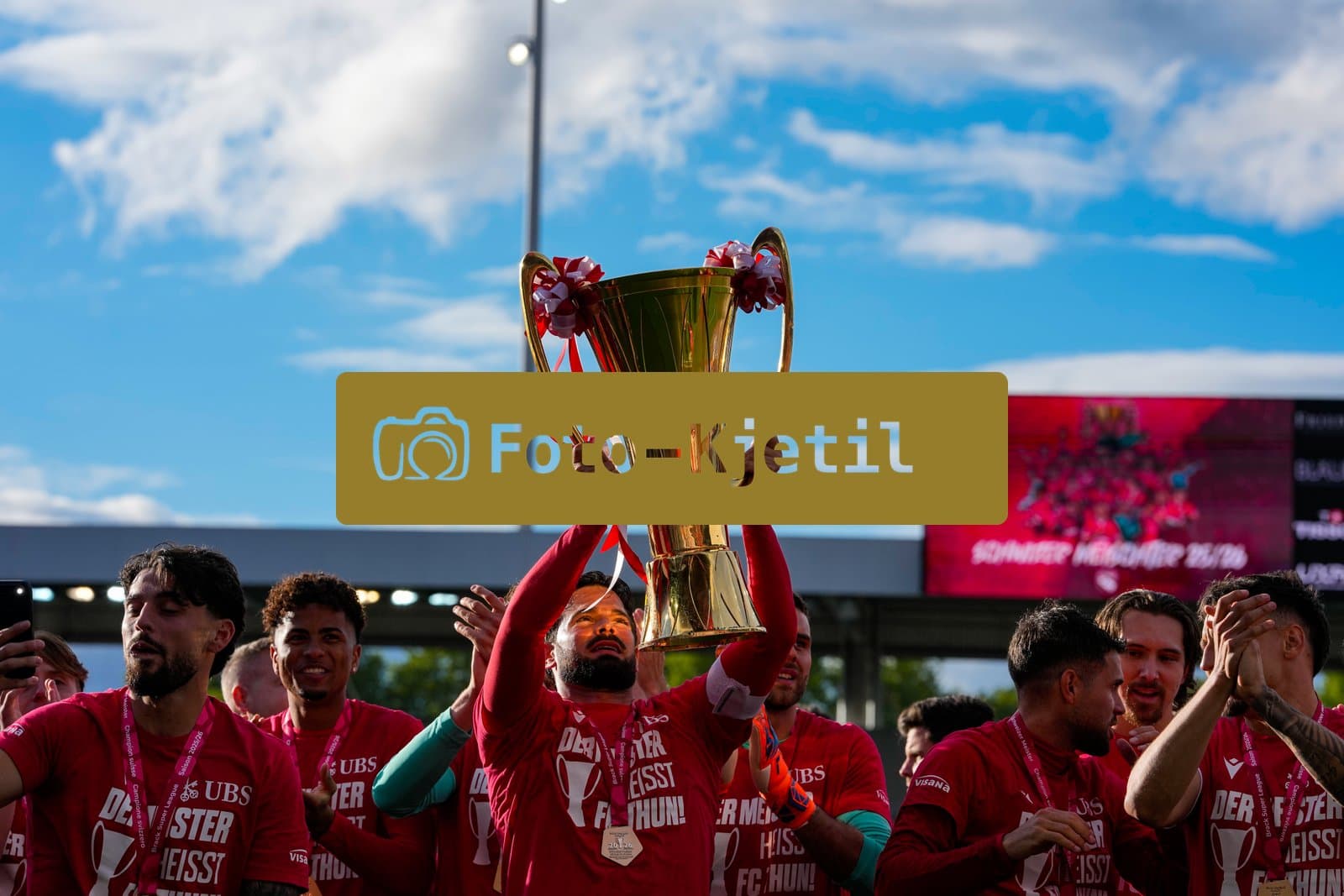 Schweiz: Brack Super League 2025/2026, FC Thun vs BSC Young Boys - Stockhorn Arena, Thun: FC Thun als Schweizer Meister 2026 nach dem letztjährigen Aufstieg in die höchste Schweizer Liga, ist zum ersten mal in der Klubgeschichte Meister. Marco Bürki - Marco Burki (23 THU) bewundert den Pokal
