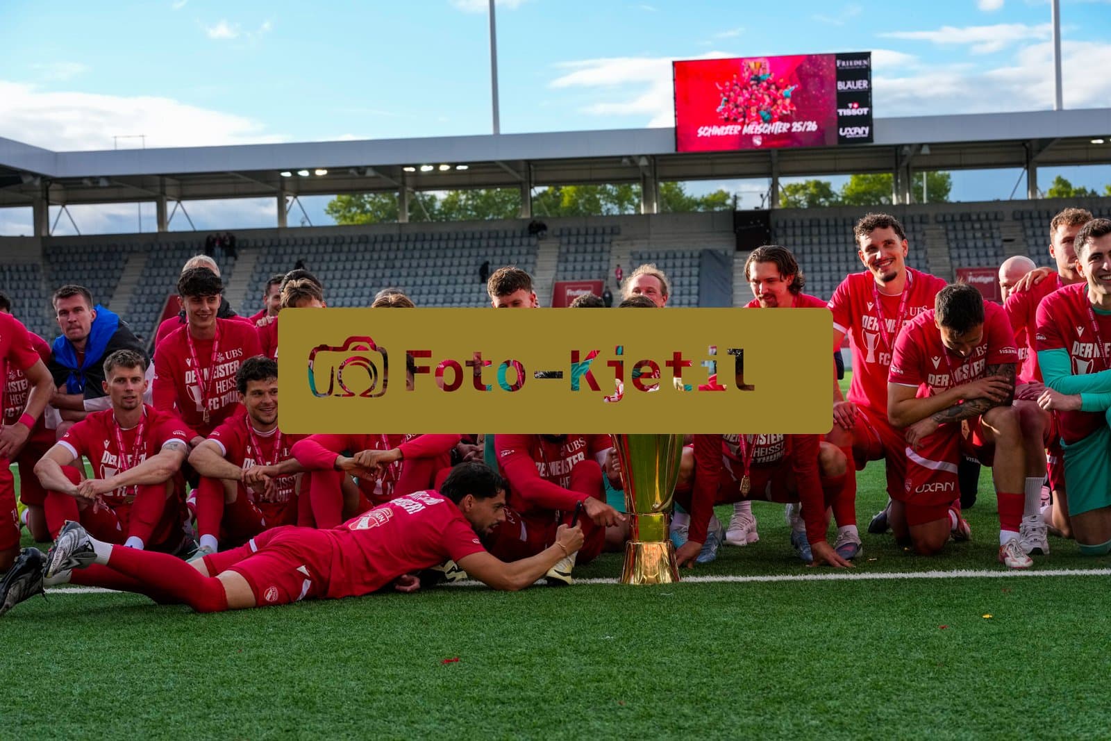Schweiz: Brack Super League 2025/2026, FC Thun vs BSC Young Boys - Stockhorn Arena, Thun: FC Thun als Schweizer Meister 2026 nach dem letztjährigen Aufstieg in die höchste Schweizer Liga, ist zum ersten mal in der Klubgeschichte Meister. Das Team des FC Thun mit dem Pokal vor den Fans