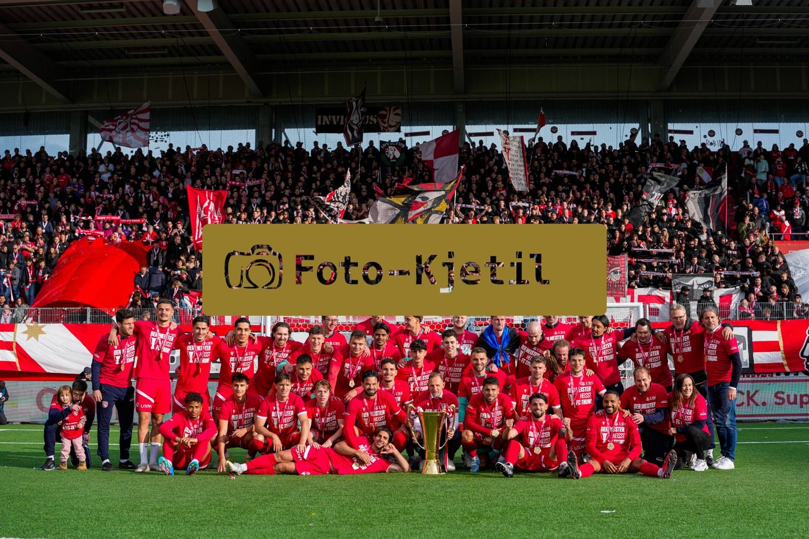 Schweiz: Brack Super League 2025/2026, FC Thun vs BSC Young Boys - Stockhorn Arena, Thun: Mannschaft des FC Thun bei der Pokalübergabe als Schweizer Meister 2026 nach dem letztjährigen Aufstieg in die höchste Schweizer Liga, ist zum ersten mal in der Klubgeschichte Meister.