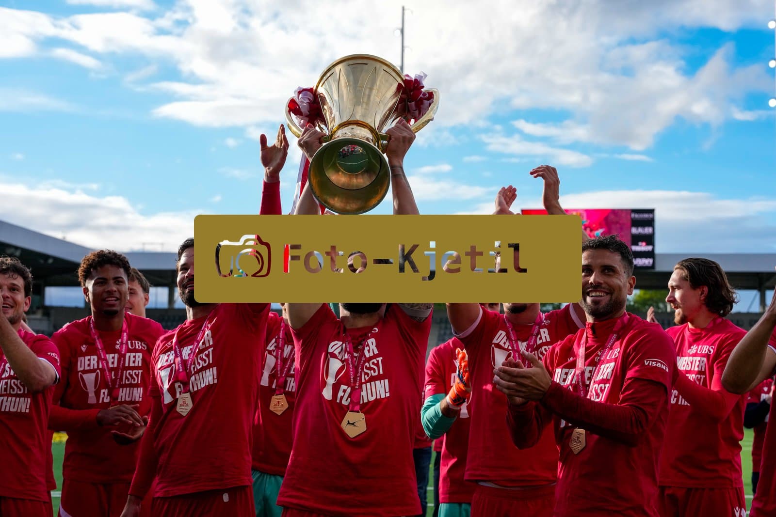 Schweiz: Brack Super League 2025/2026, FC Thun vs BSC Young Boys - Stockhorn Arena, Thun: FC Thun als Schweizer Meister 2026 nach dem letztjährigen Aufstieg in die höchste Schweizer Liga, ist zum ersten mal in der Klubgeschichte Meister. Das Team des FC Thun am feiern vor der Fankurve mit dem Pokal