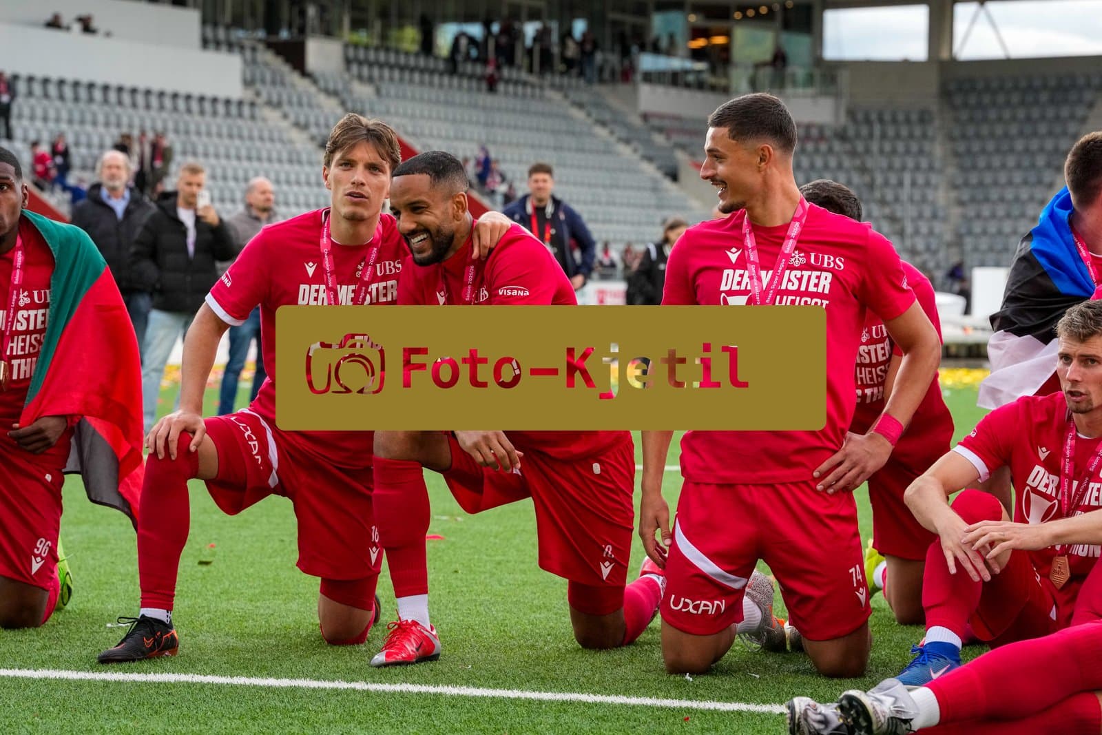 Schweiz: Brack Super League 2025/2026, FC Thun vs BSC Young Boys - Stockhorn Arena, Thun: FC Thun als Schweizer Meister 2026 nach dem letztjährigen Aufstieg in die höchste Schweizer Liga, ist zum ersten mal in der Klubgeschichte Meister.: Elmin Rastoder (74 THU), Justin Roth (16 THU) und Christopher Ibayi (18 THU) vor den Fans