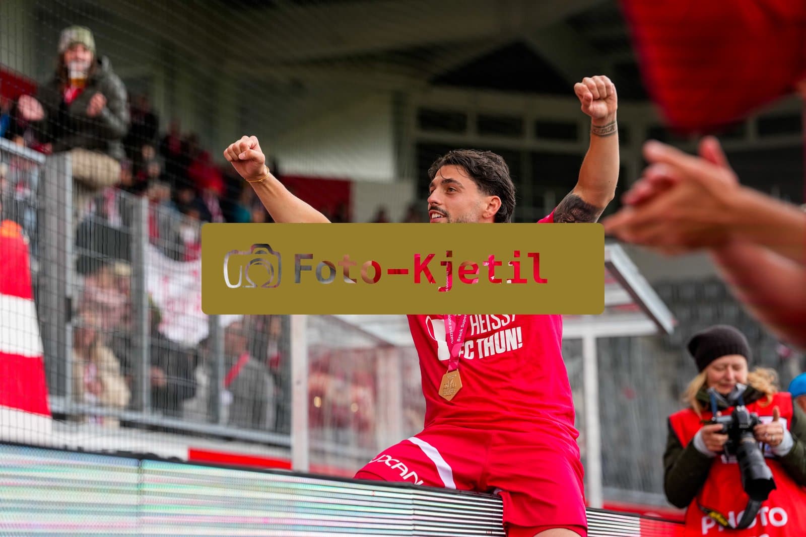 Schweiz: Brack Super League 2025/2026, FC Thun vs BSC Young Boys - Stockhorn Arena, Thun: FC Thun als Schweizer Meister 2026 nach dem letztjährigen Aufstieg in die höchste Schweizer Liga, ist zum ersten mal in der Klubgeschichte Meister.: Kastriot Imeri (7 THU)