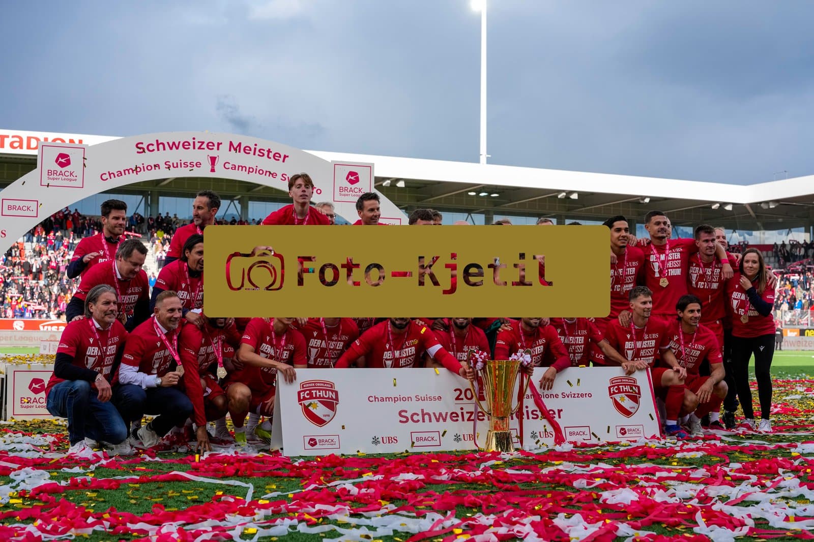 Schweiz: Brack Super League 2025/2026, FC Thun vs BSC Young Boys - Stockhorn Arena, Thun: Mannschaft des FC Thun bei der Pokalübergabe als Schweizer Meister 2026 nach dem letztjährigen Aufstieg in die höchste Schweizer Liga, ist zum ersten mal in der Klubgeschichte Meister.
