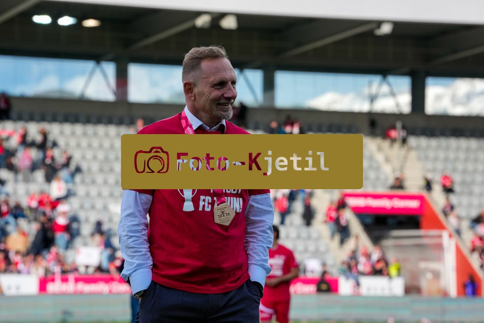 Schweiz: Brack Super League 2025/2026, FC Thun vs BSC Young Boys - Stockhorn Arena, Thun: FC Thun als Schweizer Meister 2026 nach dem letztjährigen Aufstieg in die höchste Schweizer Liga, ist zum ersten mal in der Klubgeschichte Meister. Trainer Mauro Lustrinelli mit der Goldmedaille