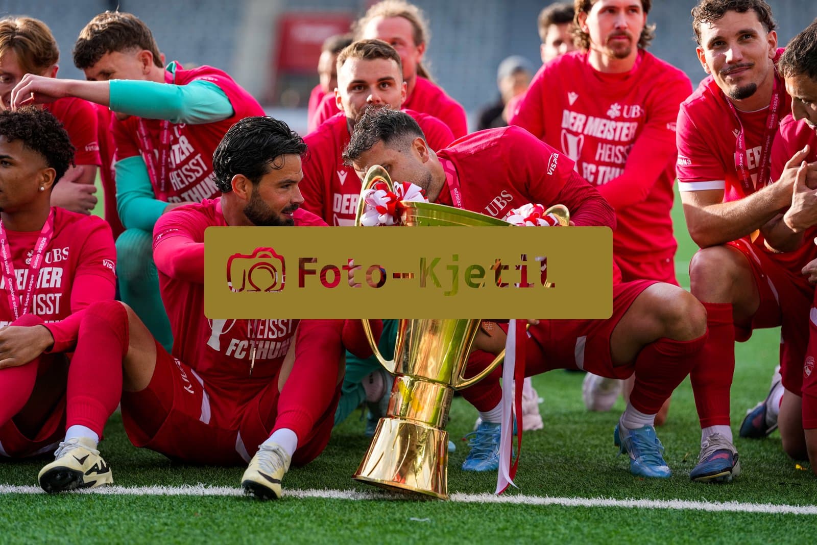 Schweiz: Brack Super League 2025/2026, FC Thun vs BSC Young Boys - Stockhorn Arena, Thun: FC Thun als Schweizer Meister 2026 nach dem letztjährigen Aufstieg in die höchste Schweizer Liga, ist zum ersten mal in der Klubgeschichte Meister. Das Team des FC Thun mit dem Pokal vor den Fans