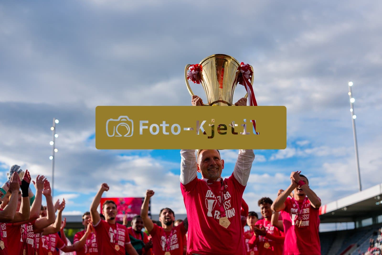 Schweiz: Brack Super League 2025/2026, FC Thun vs BSC Young Boys - Stockhorn Arena, Thun: FC Thun als Schweizer Meister 2026 nach dem letztjährigen Aufstieg in die höchste Schweizer Liga, ist zum ersten mal in der Klubgeschichte Meister. Trainer Mauro Lustrinelli mit dem Pokal