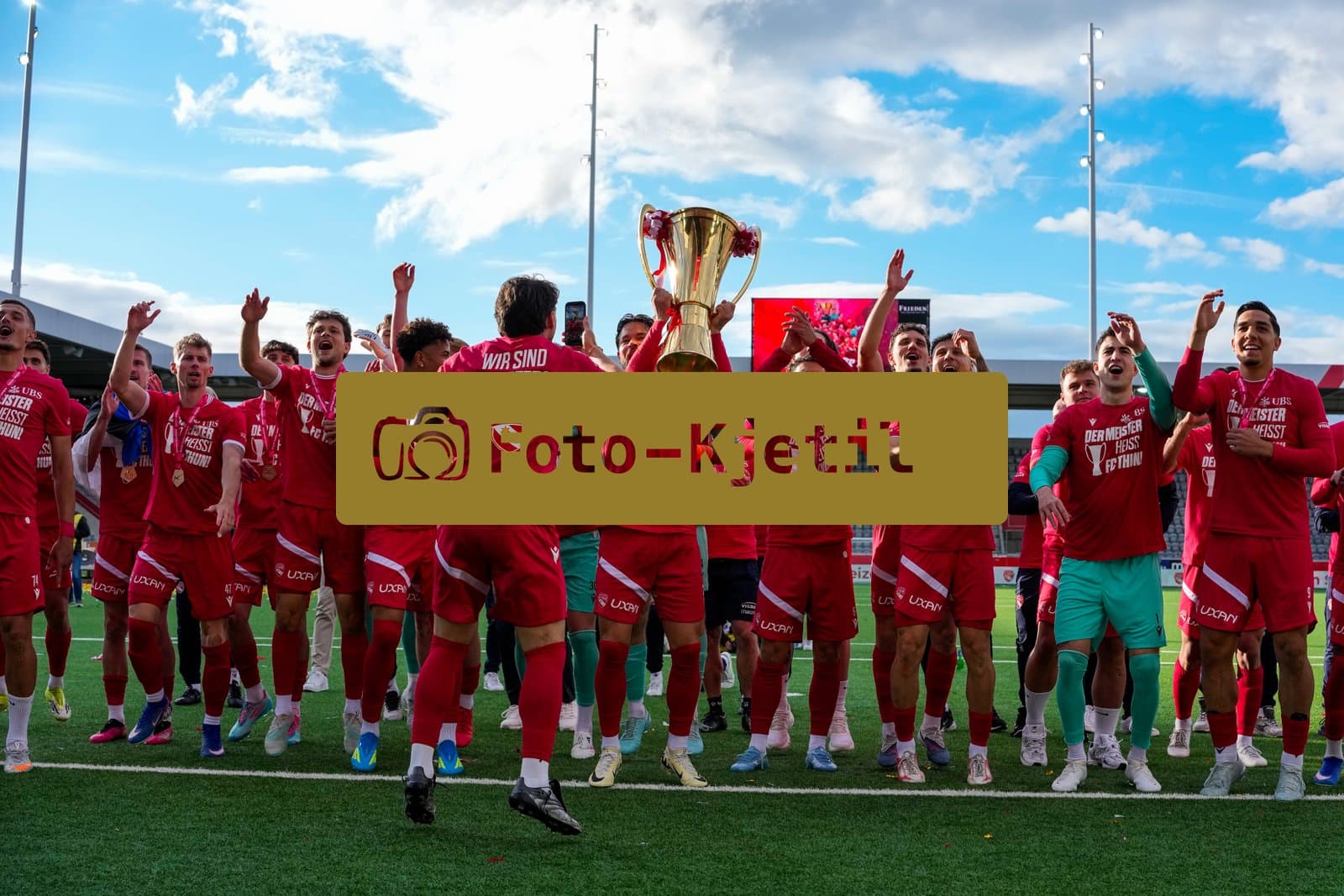 Schweiz: Brack Super League 2025/2026, FC Thun vs BSC Young Boys - Stockhorn Arena, Thun: FC Thun als Schweizer Meister 2026 nach dem letztjährigen Aufstieg in die höchste Schweizer Liga, ist zum ersten mal in der Klubgeschichte Meister. Das Team des FC Thun am feiern vor der Fankurve mit dem Pokal
