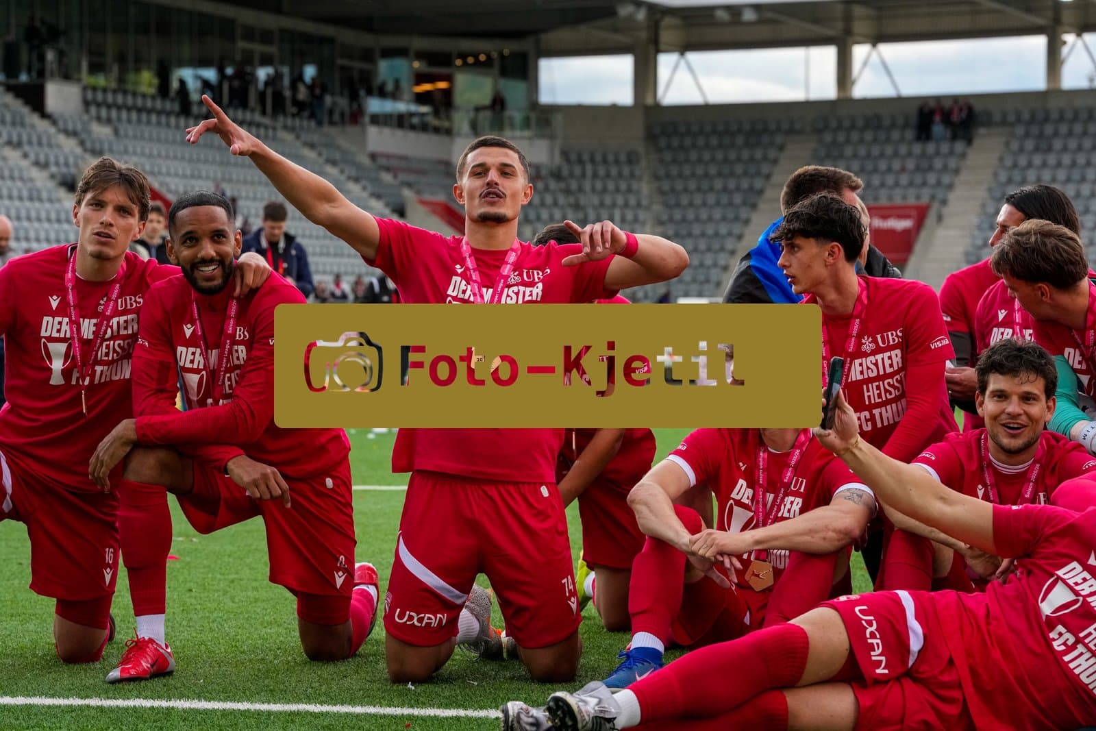 Schweiz: Brack Super League 2025/2026, FC Thun vs BSC Young Boys - Stockhorn Arena, Thun: FC Thun als Schweizer Meister 2026 nach dem letztjährigen Aufstieg in die höchste Schweizer Liga, ist zum ersten mal in der Klubgeschichte Meister. Elmin Rastoder (74 THU) zusammen mit dem Team am feiern