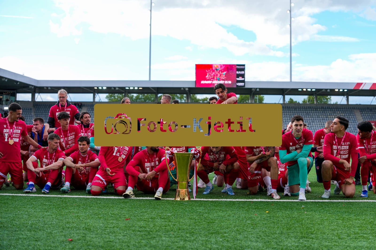 Schweiz: Brack Super League 2025/2026, FC Thun vs BSC Young Boys - Stockhorn Arena, Thun: FC Thun als Schweizer Meister 2026 nach dem letztjährigen Aufstieg in die höchste Schweizer Liga, ist zum ersten mal in der Klubgeschichte Meister. Das Team des FC Thun mit dem Pokal vor den Fans