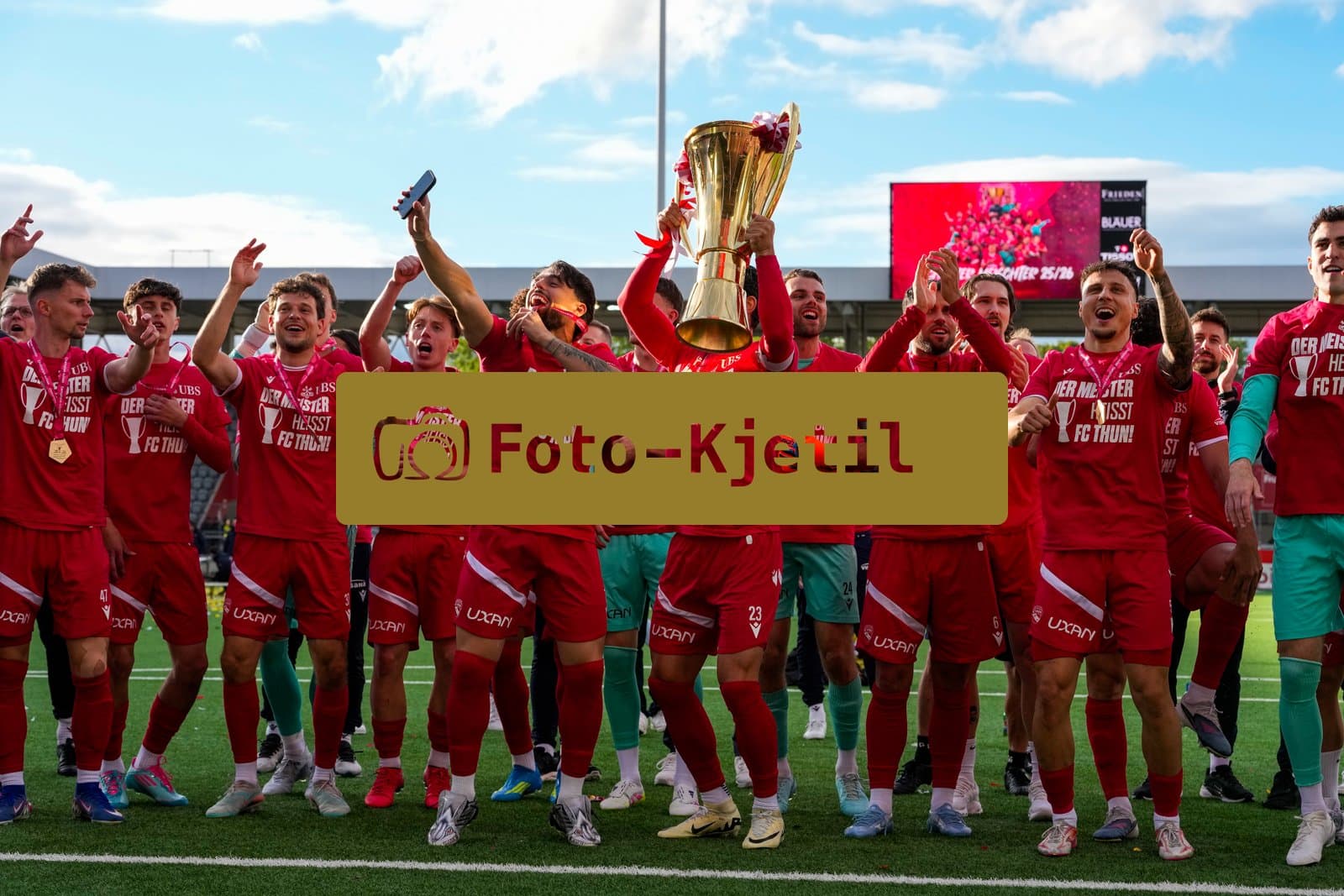 Schweiz: Brack Super League 2025/2026, FC Thun vs BSC Young Boys - Stockhorn Arena, Thun: FC Thun als Schweizer Meister 2026 nach dem letztjährigen Aufstieg in die höchste Schweizer Liga, ist zum ersten mal in der Klubgeschichte Meister. Das Team des FC Thun am feiern vor der Fankurve mit dem Pokal