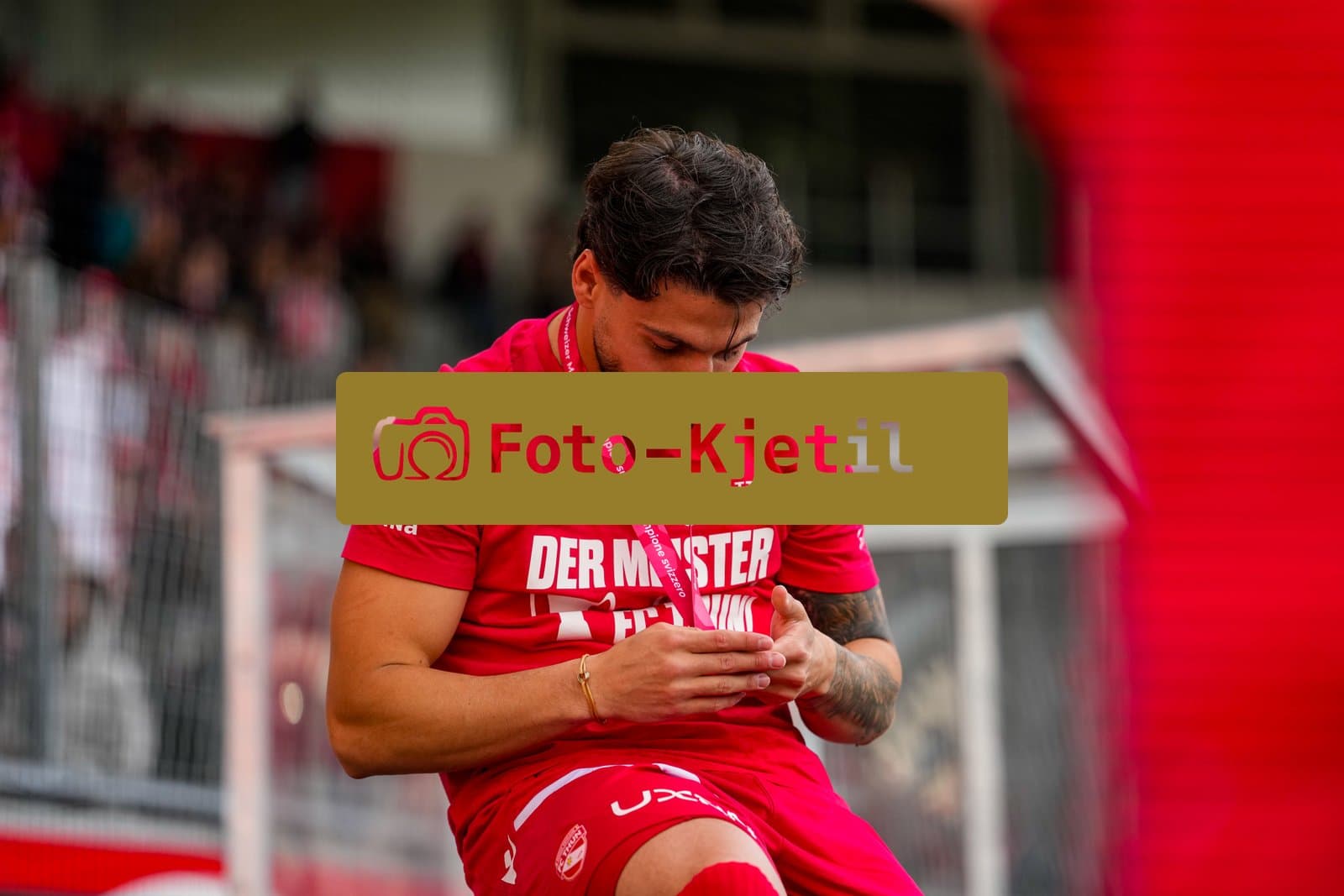 Schweiz: Brack Super League 2025/2026, FC Thun vs BSC Young Boys - Stockhorn Arena, Thun: FC Thun als Schweizer Meister 2026 nach dem letztjährigen Aufstieg in die höchste Schweizer Liga, ist zum ersten mal in der Klubgeschichte Meister.: Kastriot Imeri (7 THU) bewundert die Goldmedallie