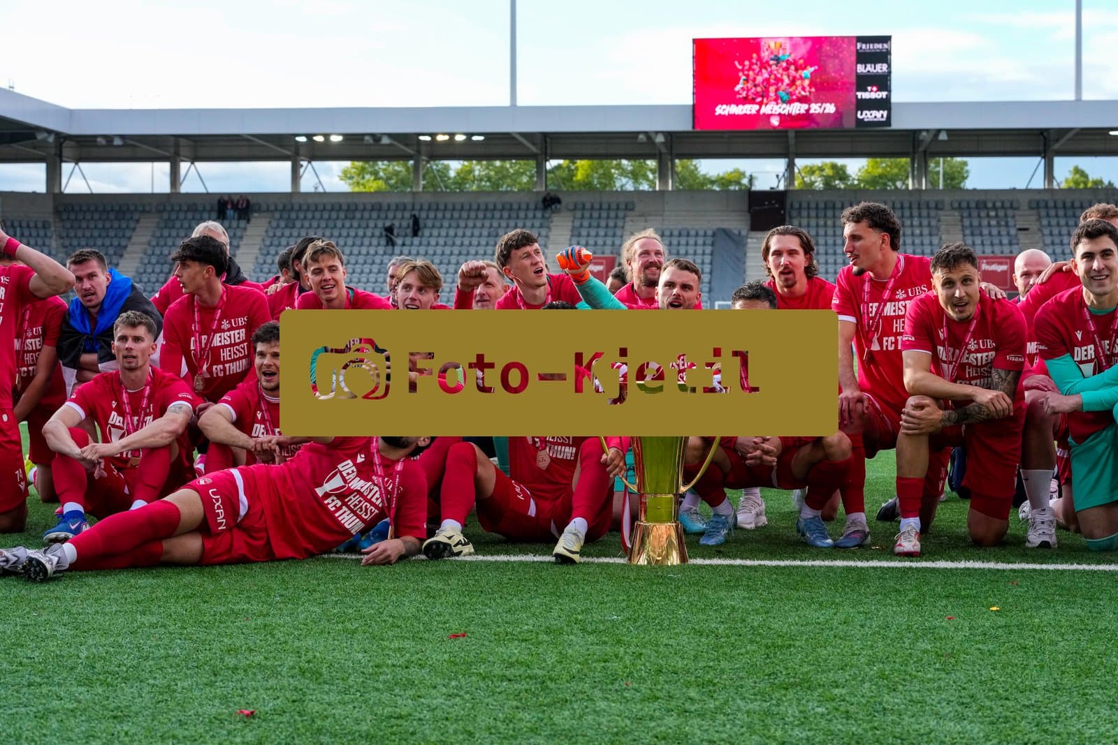 Schweiz: Brack Super League 2025/2026, FC Thun vs BSC Young Boys - Stockhorn Arena, Thun: FC Thun als Schweizer Meister 2026 nach dem letztjährigen Aufstieg in die höchste Schweizer Liga, ist zum ersten mal in der Klubgeschichte Meister. Das Team des FC Thun mit dem Pokal vor den Fans