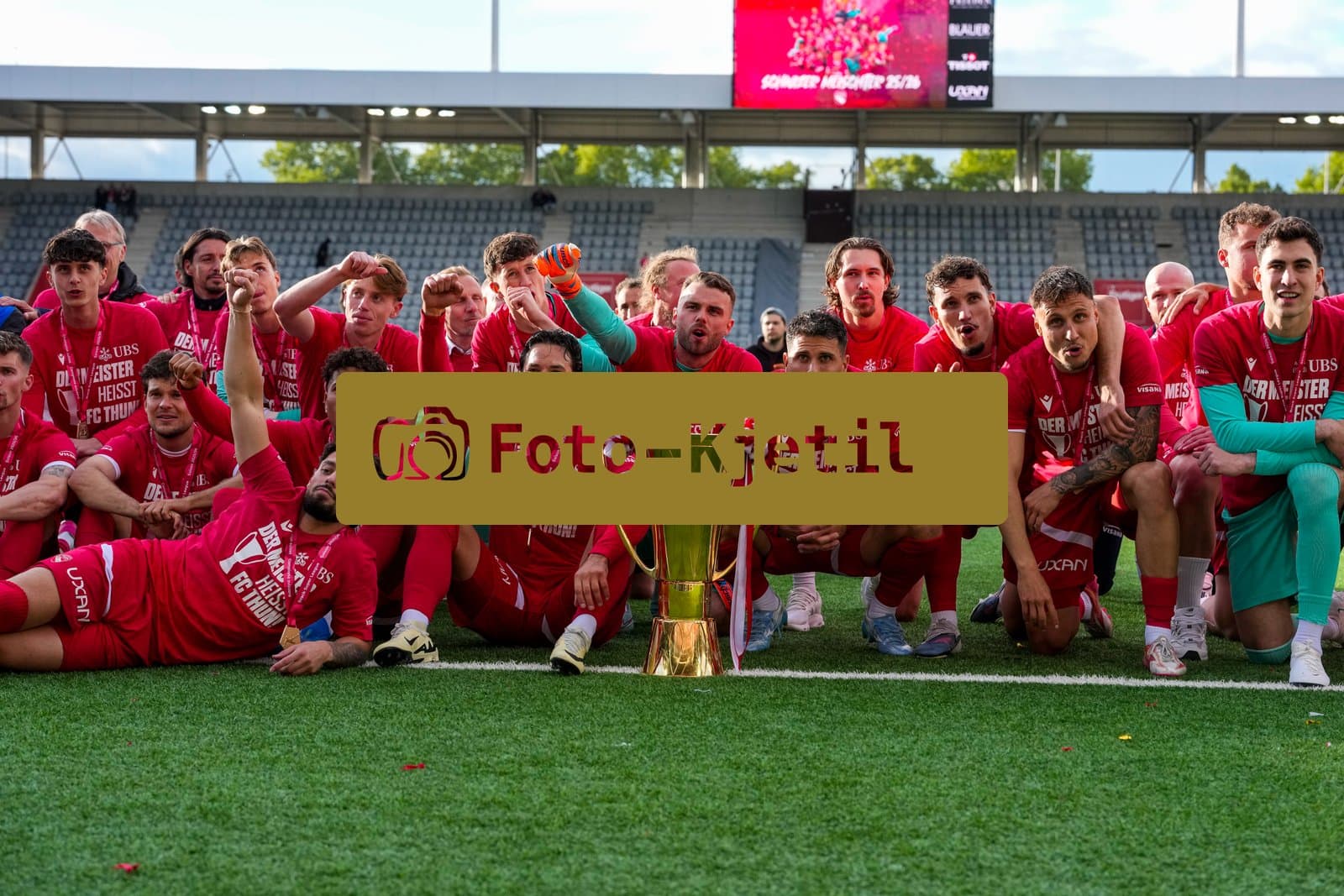 Schweiz: Brack Super League 2025/2026, FC Thun vs BSC Young Boys - Stockhorn Arena, Thun: FC Thun als Schweizer Meister 2026 nach dem letztjährigen Aufstieg in die höchste Schweizer Liga, ist zum ersten mal in der Klubgeschichte Meister. Das Team des FC Thun mit dem Pokal vor den Fans