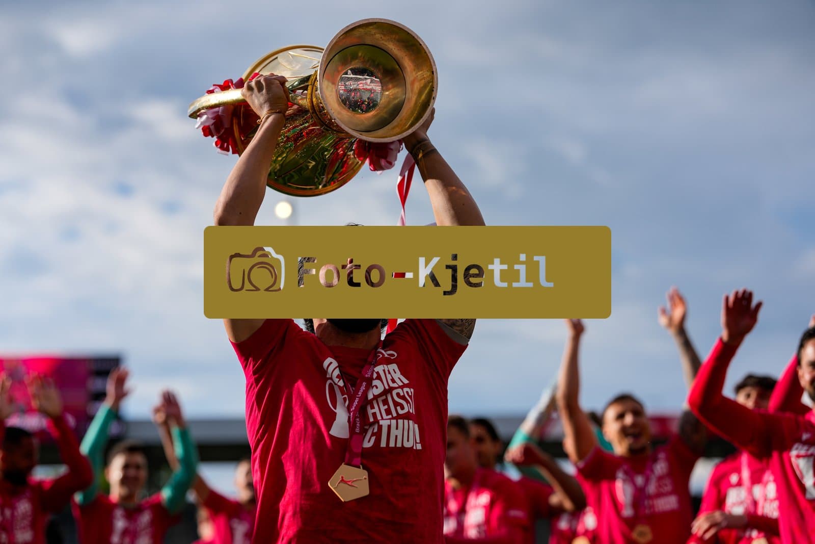 Schweiz: Brack Super League 2025/2026, FC Thun vs BSC Young Boys - Stockhorn Arena, Thun: FC Thun als Schweizer Meister 2026 nach dem letztjährigen Aufstieg in die höchste Schweizer Liga, ist zum ersten mal in der Klubgeschichte Meister. Kastriot Imeri (7 THU) mit dem Pokal