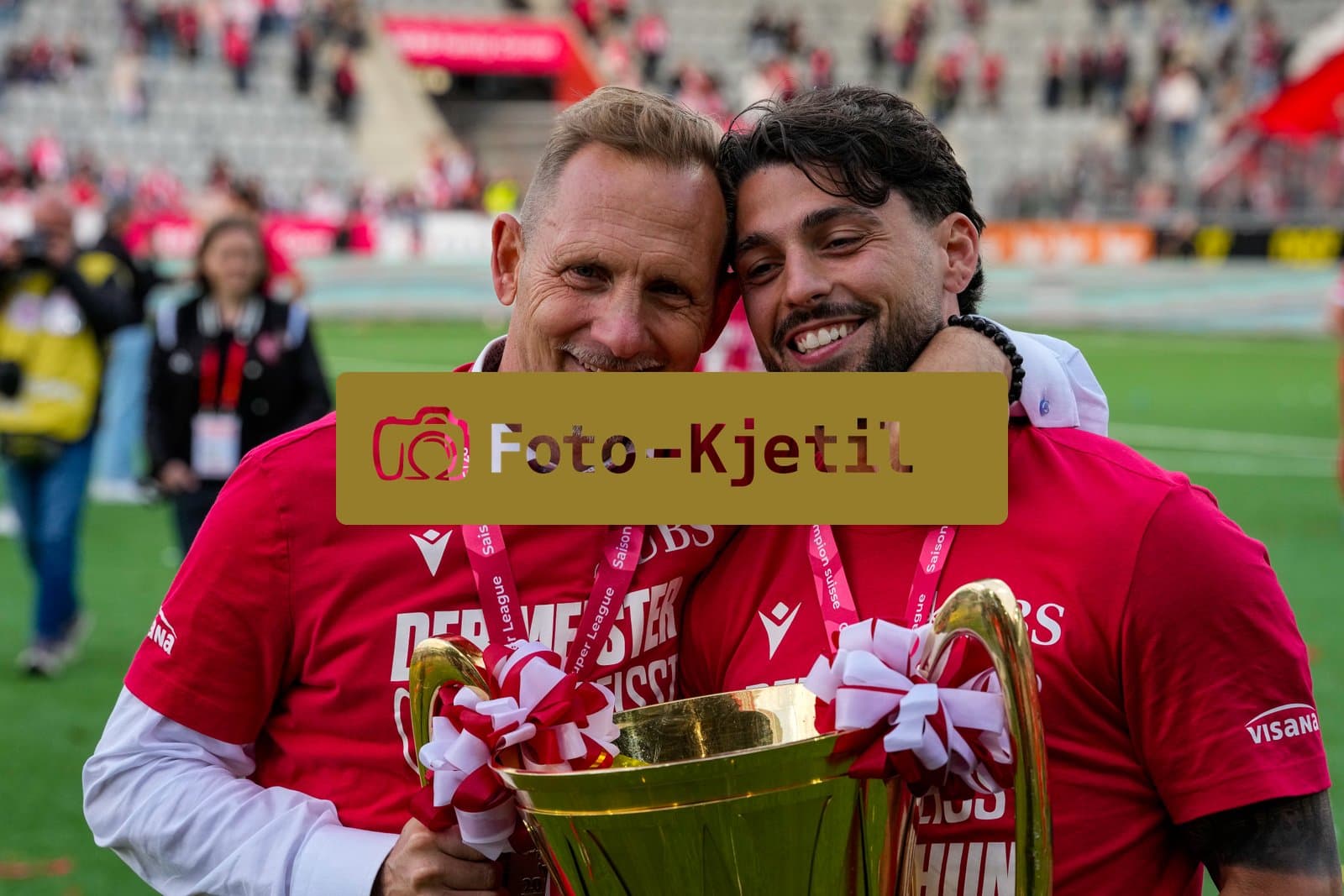 Schweiz: Brack Super League 2025/2026, FC Thun vs BSC Young Boys - Stockhorn Arena, Thun: FC Thun als Schweizer Meister 2026 nach dem letztjährigen Aufstieg in die höchste Schweizer Liga, ist zum ersten mal in der Klubgeschichte Meister. Kastriot Imeri (7 THU) zusammen mit Trainer Mauro Lustrinelli mit dem Pokal
