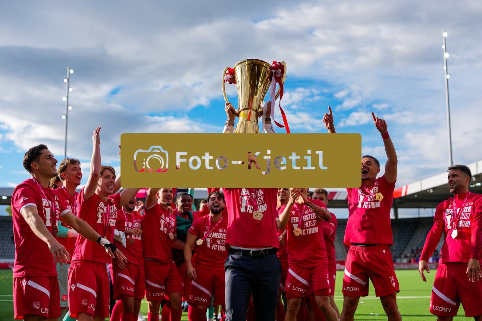 Schweiz: Brack Super League 2025/2026, FC Thun vs BSC Young Boys - Stockhorn Arena, Thun: FC Thun als Schweizer Meister 2026 nach dem letztjährigen Aufstieg in die höchste Schweizer Liga, ist zum ersten mal in der Klubgeschichte Meister. Trainer Mauro Lustrinelli mit dem Pokal